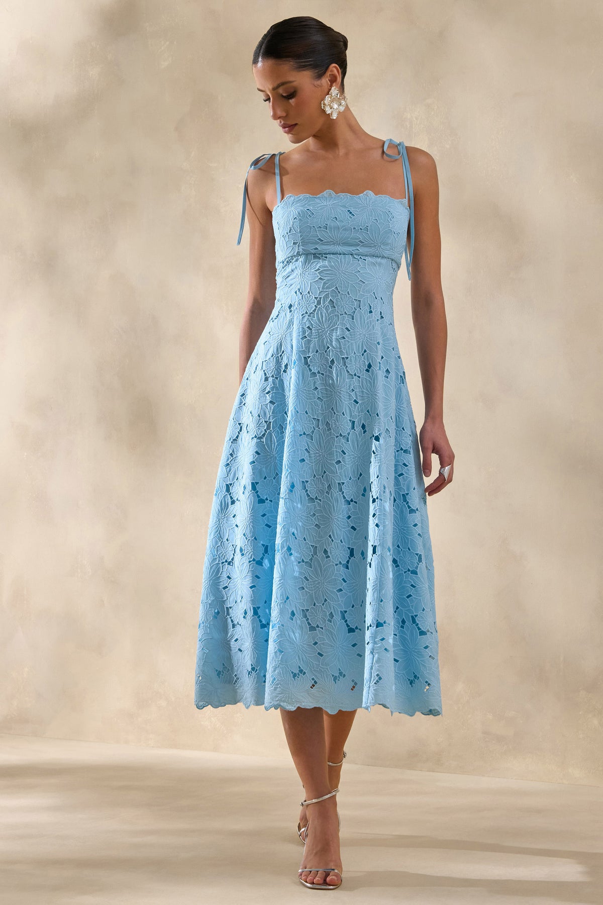 Anna | Pudrowo niebieska sukienka midi z kwadratowym dekoltem