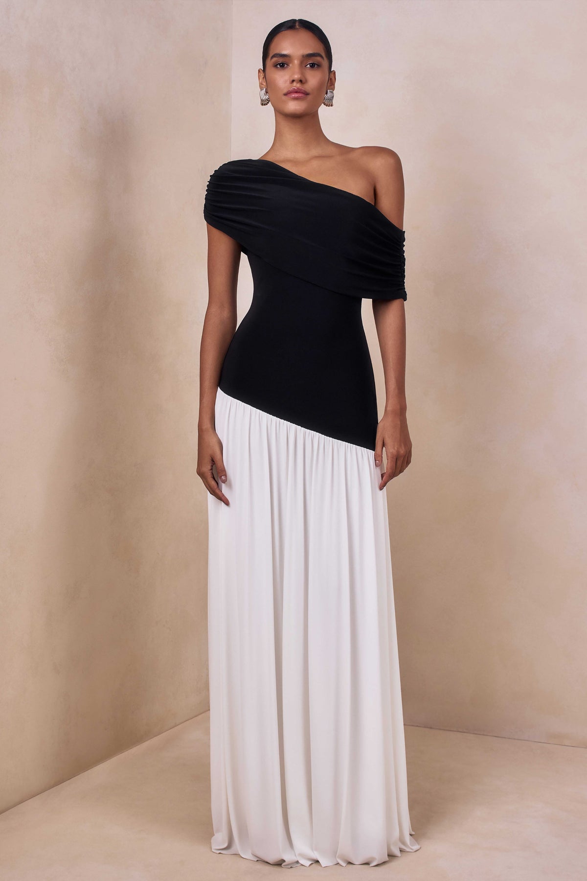 CL13759100206_ECMH_HR_CL137591002---Doroyta-_-Black-And-White-Asymmetric-Neck-Maxi-Dress2