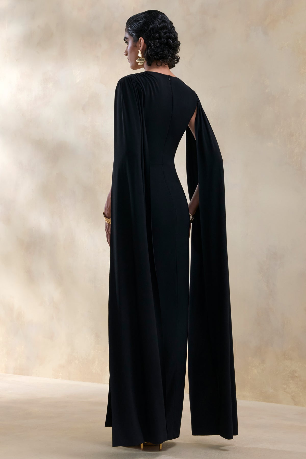 ECM_HR_CL137702001---Ulissia-_-Black-V-Neck-Maxi-Dress-With-Cape-Sleeves-3.jpg