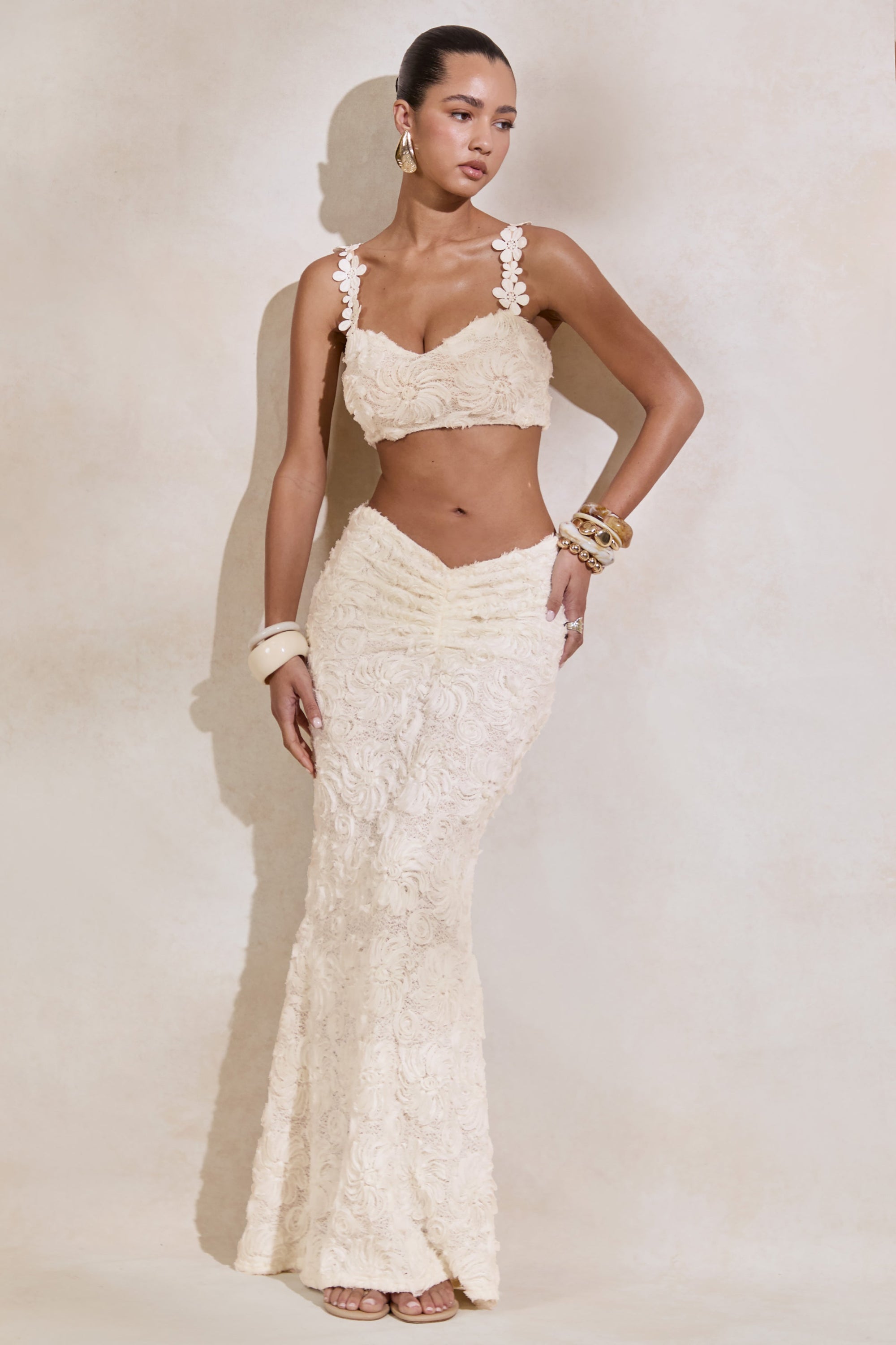 CL13847811008_ECM_HR_CL138478110---Arlina-_-White-Lace-Maternity-Maxi-Skirt-With-Gathered-Detailing-_-CL138477110---Arlina-_-White-Lace-Scoop-Neck-Maternity-Crop-Top-2