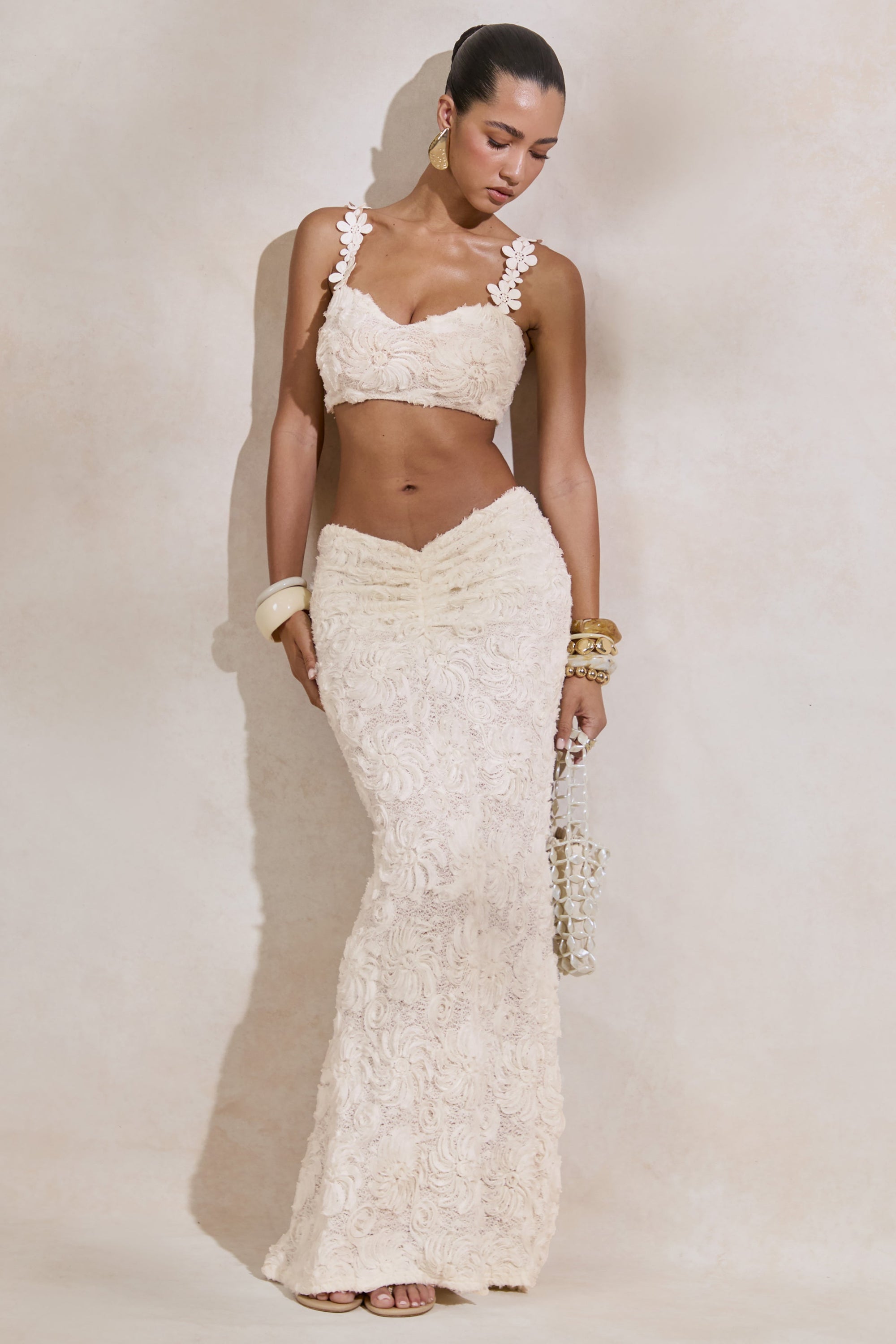CL13847811008_ECM_HR_CL138478110---Arlina-_-White-Lace-Maternity-Maxi-Skirt-With-Gathered-Detailing-_-CL138477110---Arlina-_-White-Lace-Scoop-Neck-Maternity-Crop-Top-7