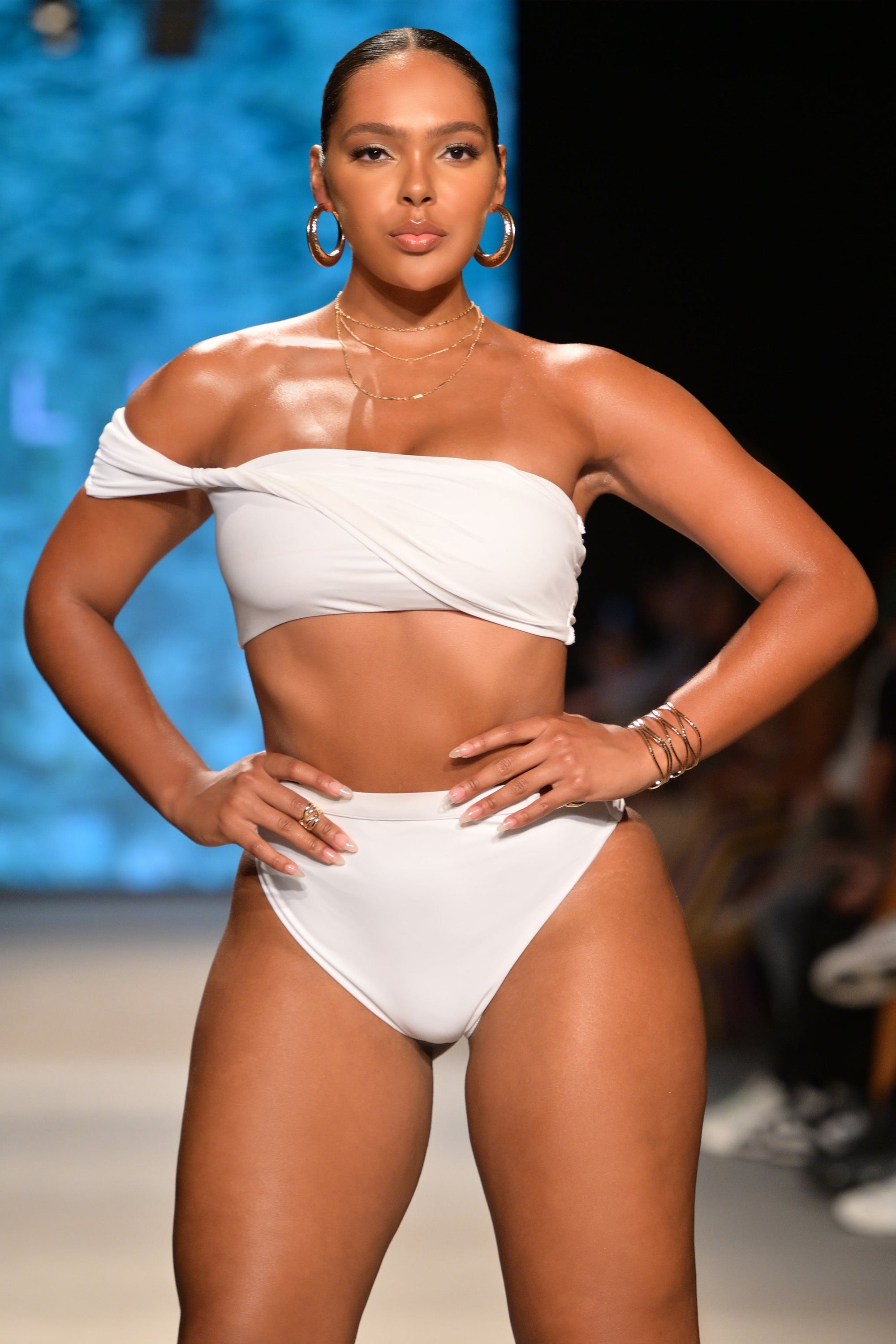 Dusk | Biała drapowana góra od bikini typu bandeau