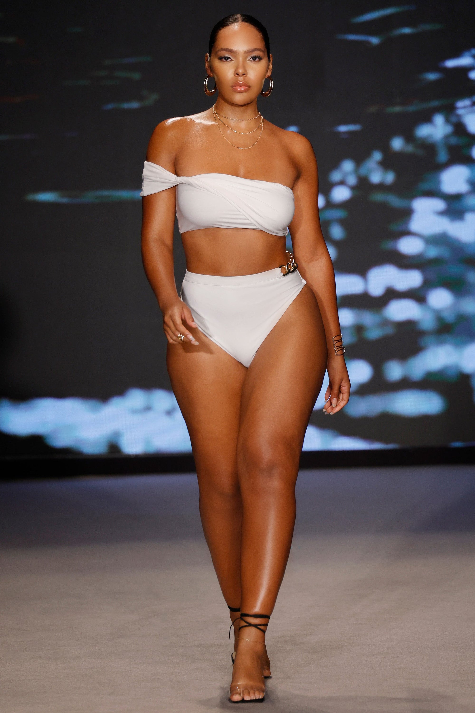 Wealth | Biały dół od bikini z wysokim stanem i łańcuszkiem