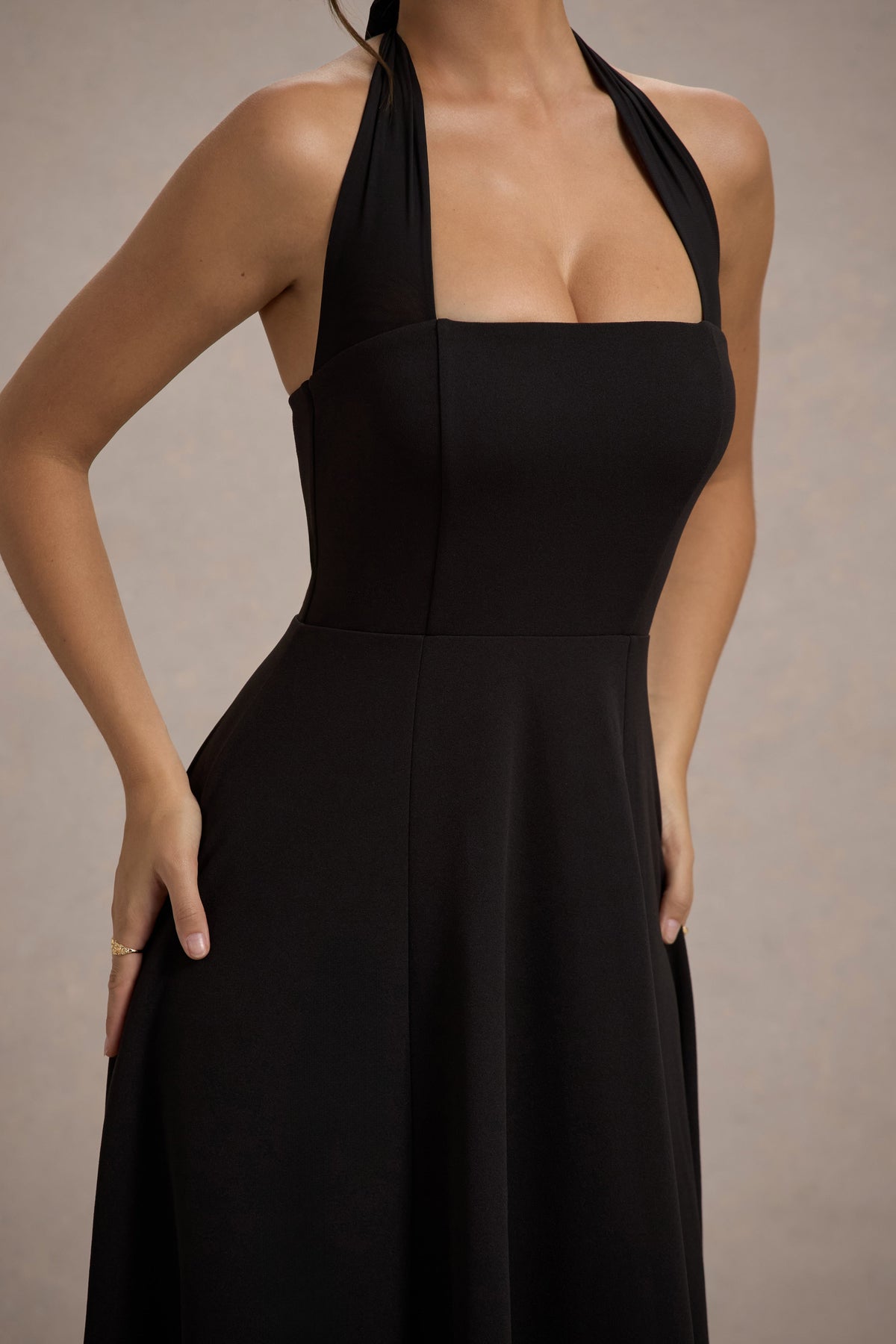 Auburn | Czarna Sukienka Midi z Dekoltem Typu Halter