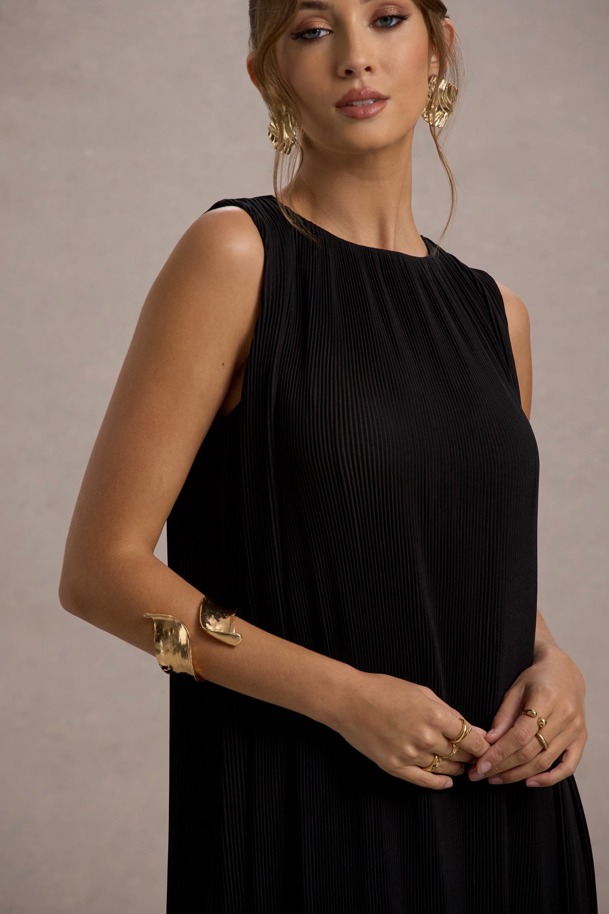 Hazelle | Czarna Szyfonowa Sukienka Maxi z Falbankami