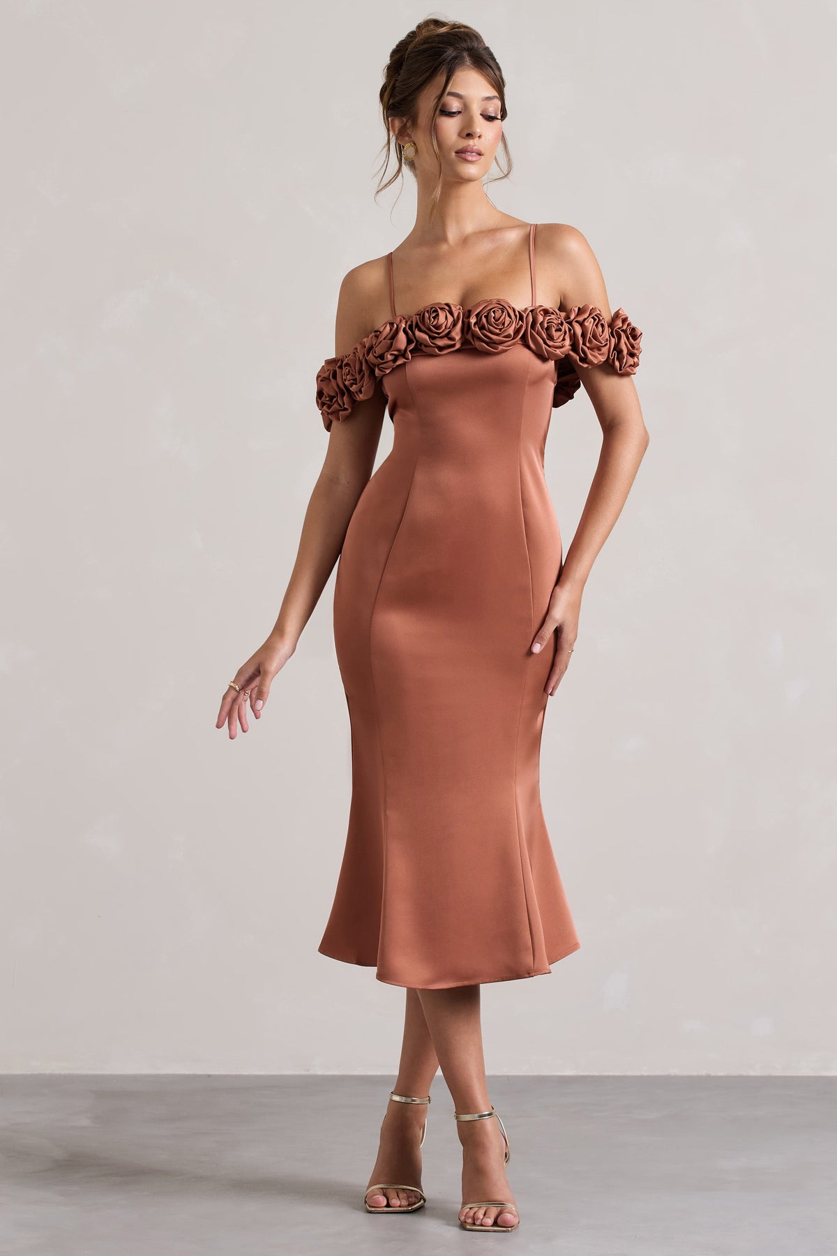 Petunia | Ruda satynowa sukienka midi z dekoltem typu bardot w kwiatowym wzorze