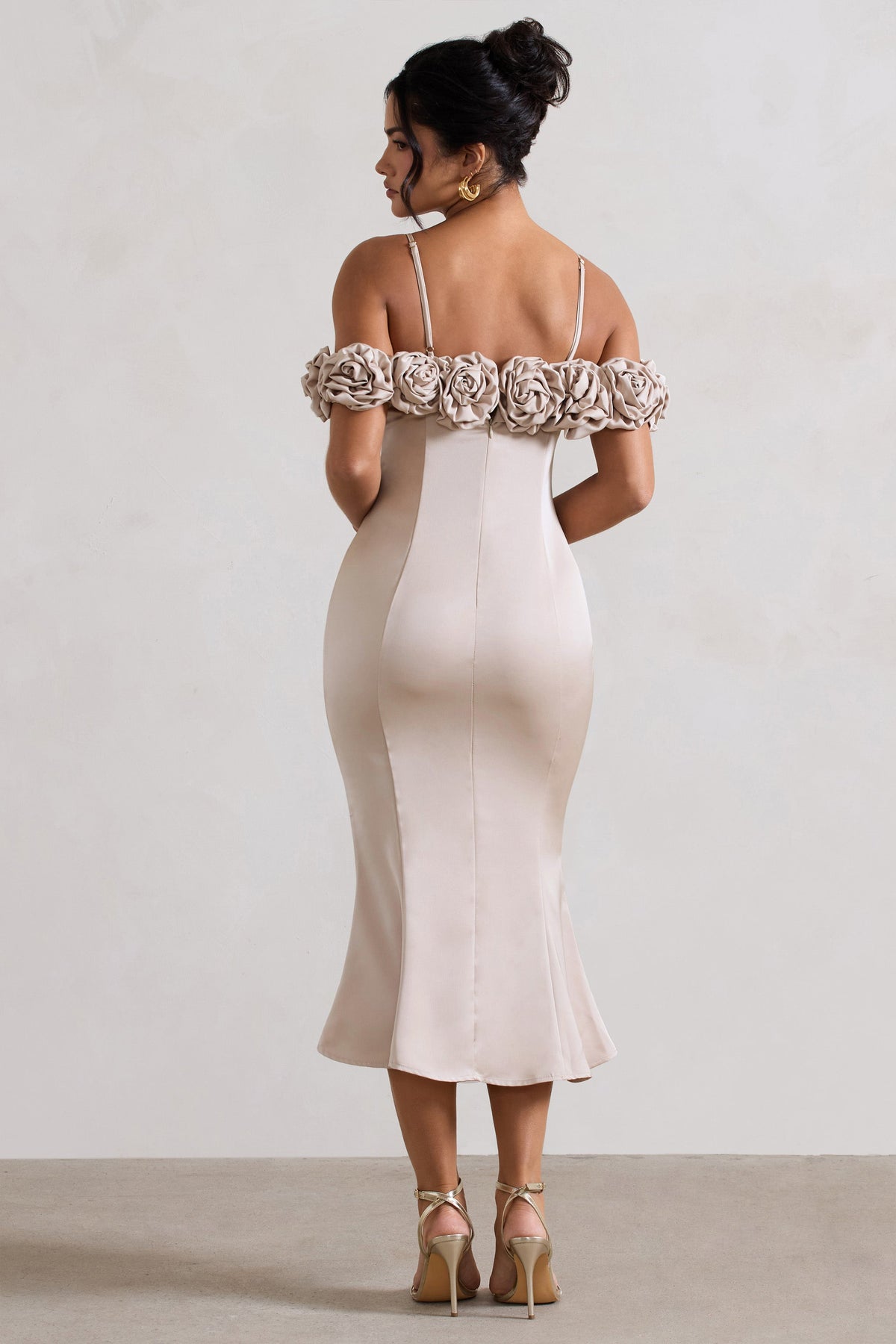 Petunia | Szampańska satynowa sukienka midi z kwiatowym dekoltem typu bardot