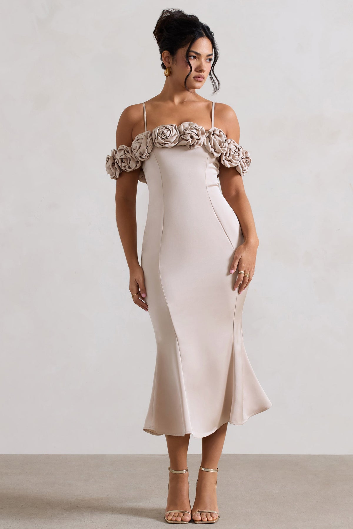 Petunia | Szampańska satynowa sukienka midi z kwiatowym dekoltem typu bardot