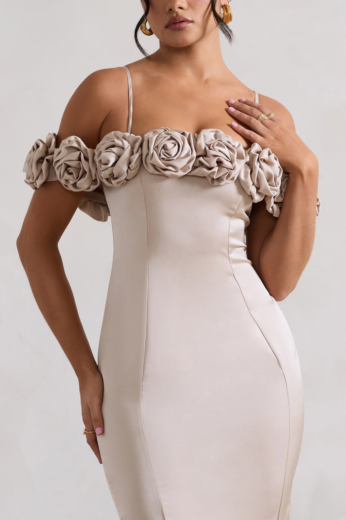 Petunia | Szampańska satynowa sukienka midi z kwiatowym dekoltem typu bardot