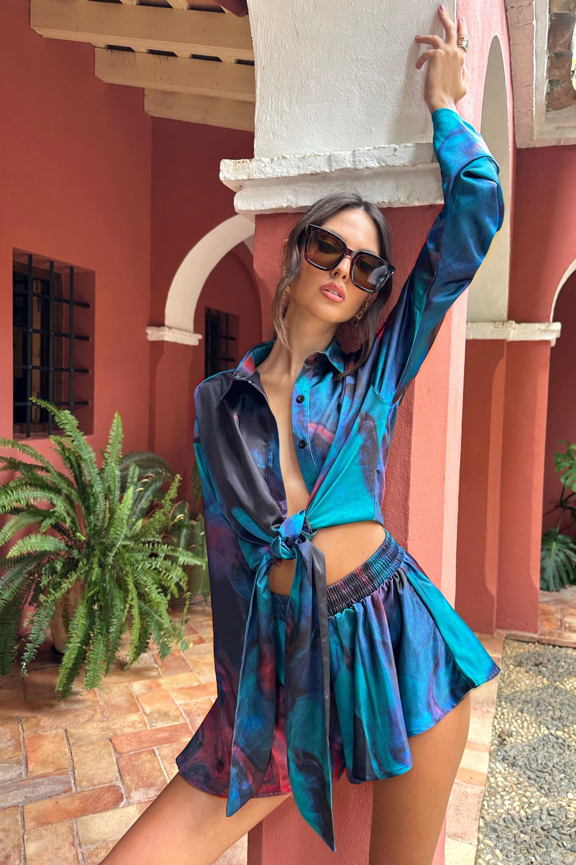 Marisela | Niebieski satynowy crop top we wzorze z rozkloszowanymi rękawami