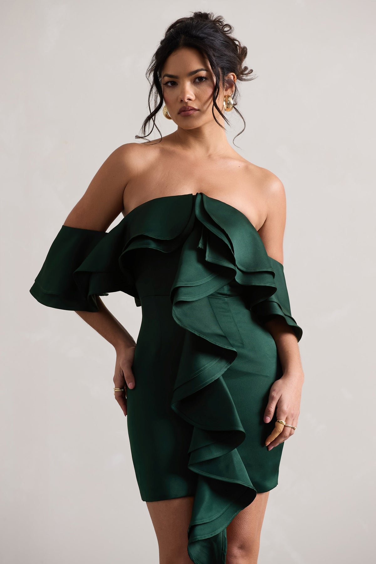 Aspen | Butelkowo zielona sukienka mini typu bardot z falbankami