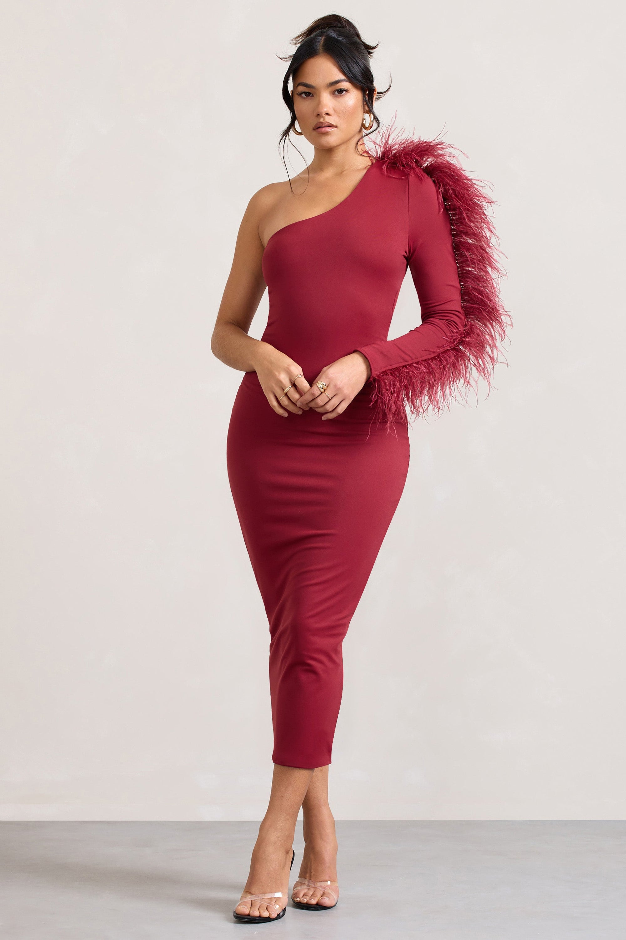 Wild One | Burgundowa sukienka midi typu bodycon na jedno ramię z rękawami wykończonymi piórami