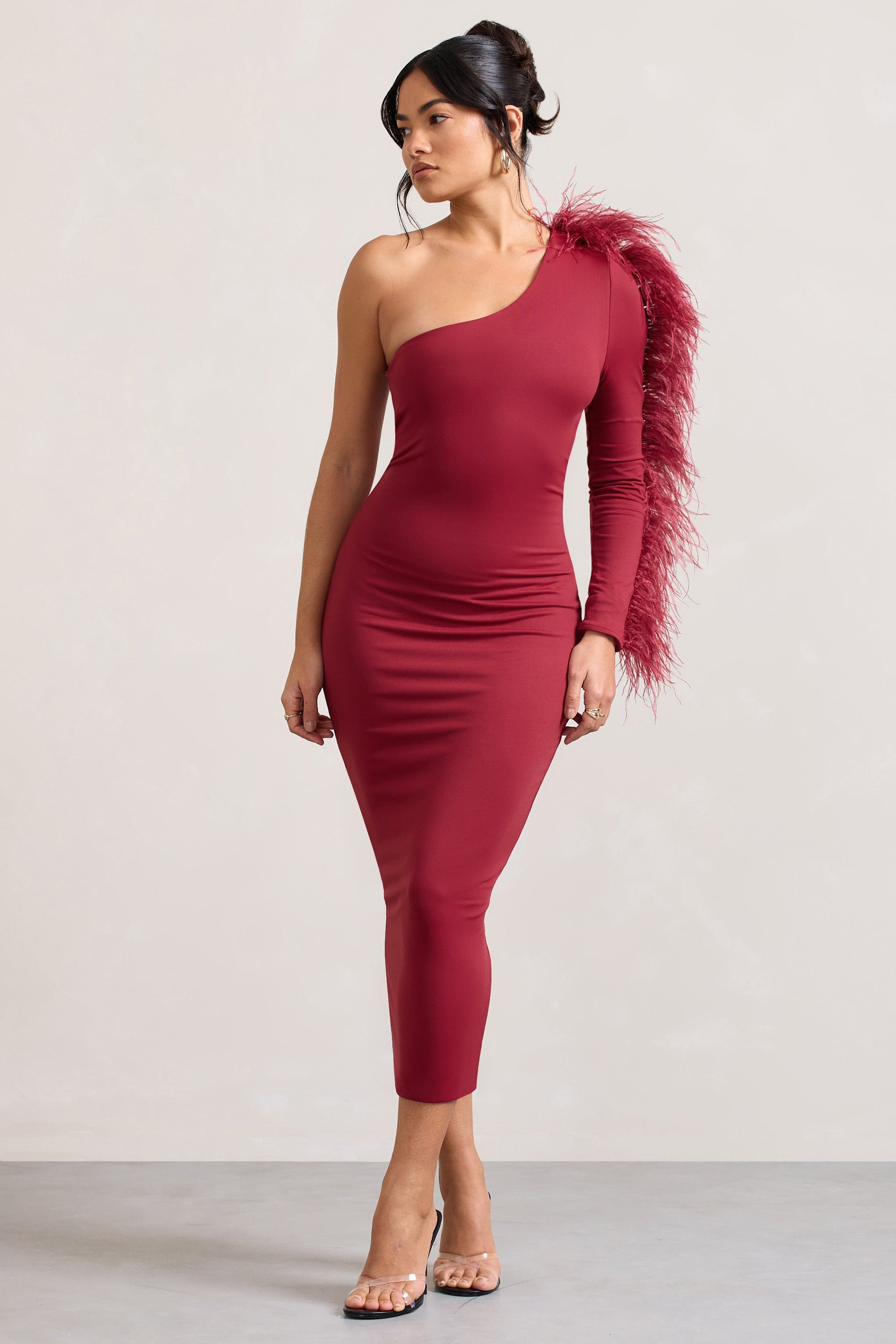 Wild One | Burgundowa sukienka midi typu bodycon na jedno ramię z rękawami wykończonymi piórami