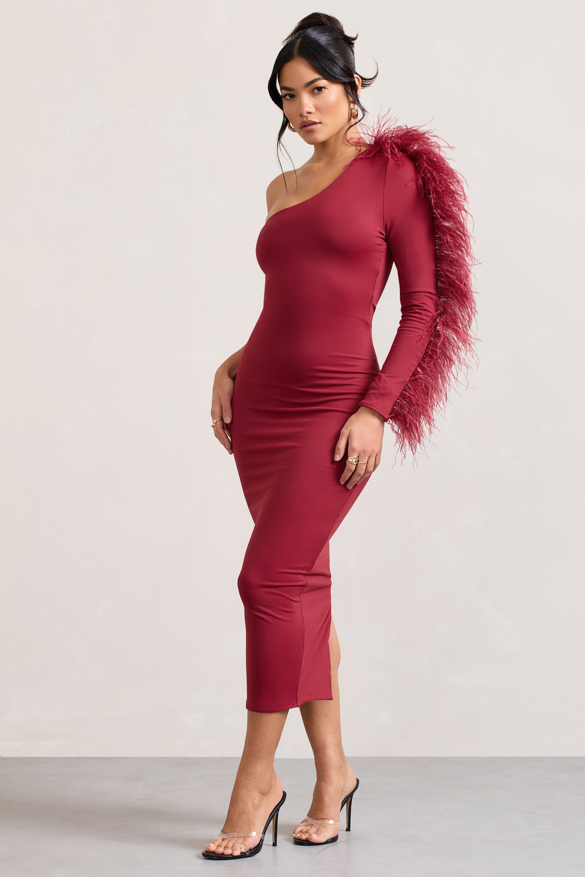 Wild One | Burgundowa sukienka midi typu bodycon na jedno ramię z rękawami wykończonymi piórami