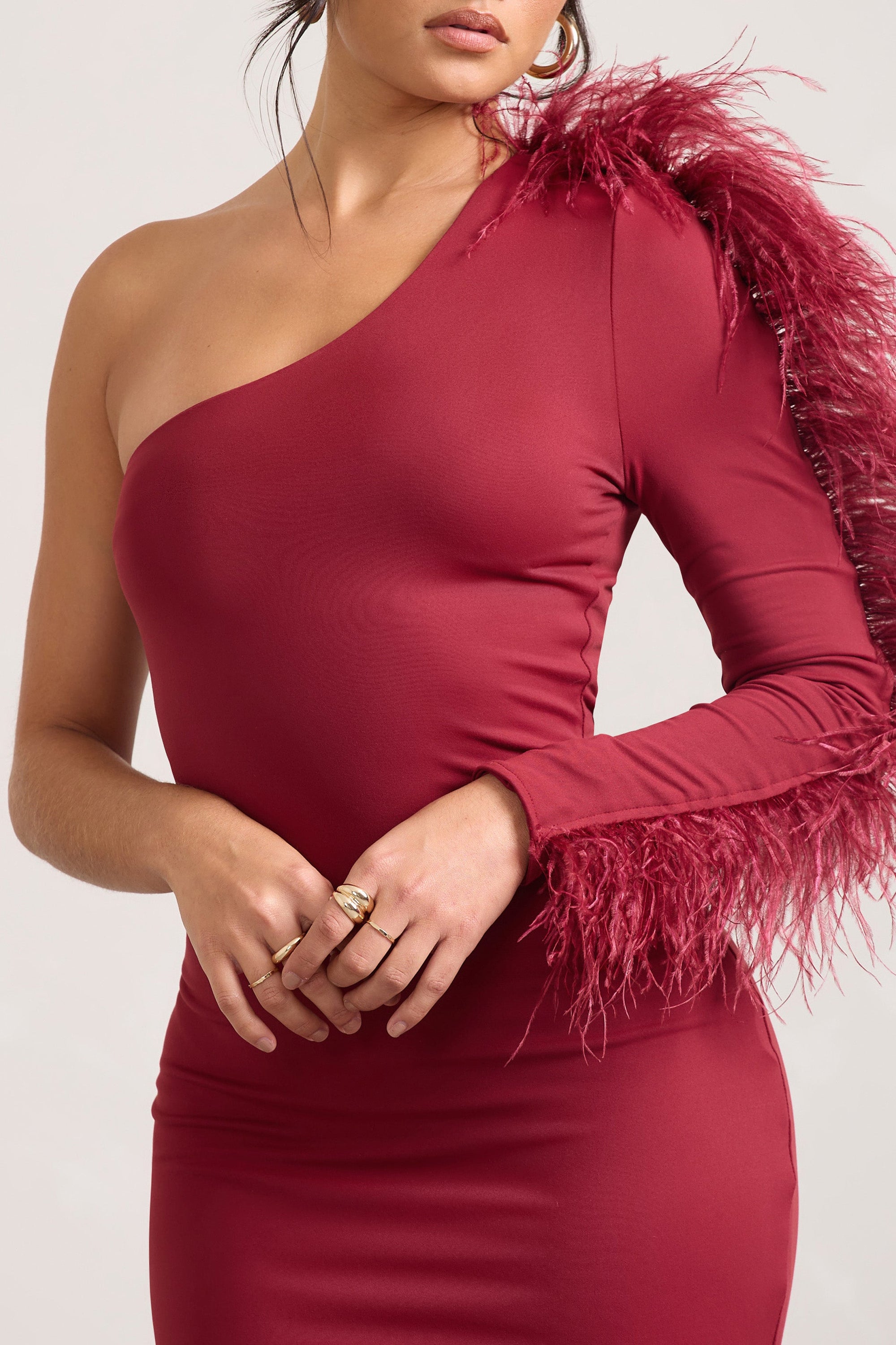 Wild One | Burgundowa sukienka midi typu bodycon na jedno ramię z rękawami wykończonymi piórami