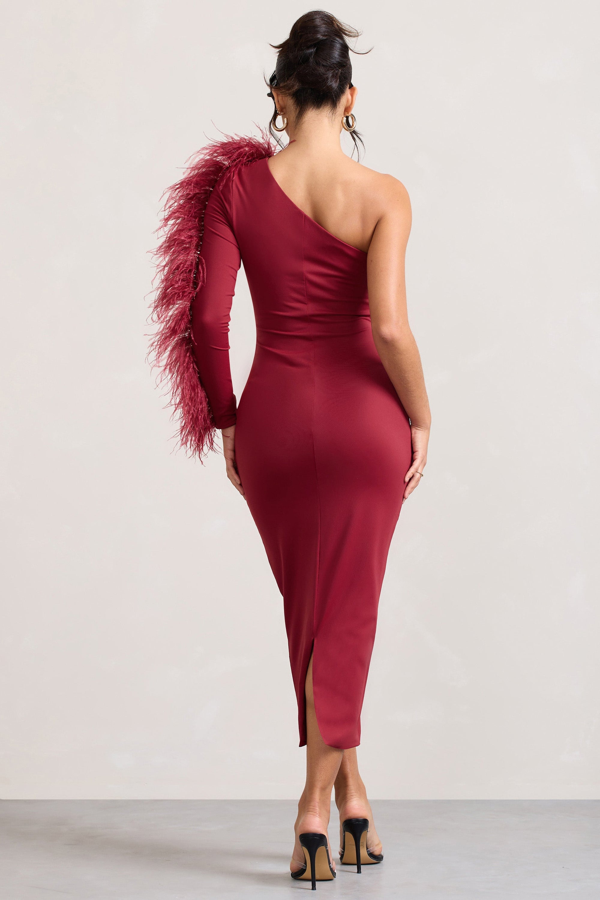 Wild One | Burgundowa sukienka midi typu bodycon na jedno ramię z rękawami wykończonymi piórami