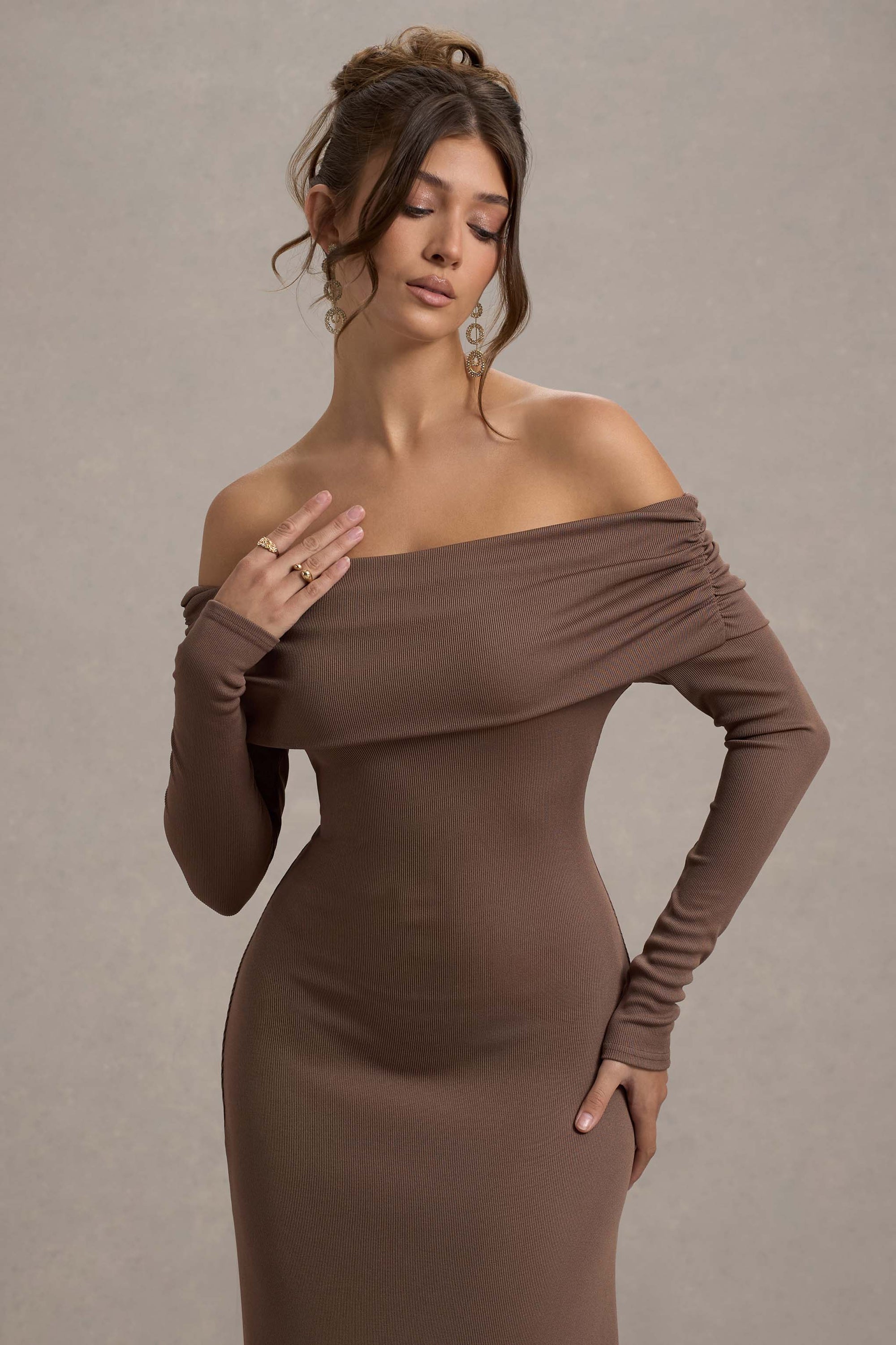 Romina | Mocha prążkowana sukienka maxi typu bardot z asymetrycznym dołem