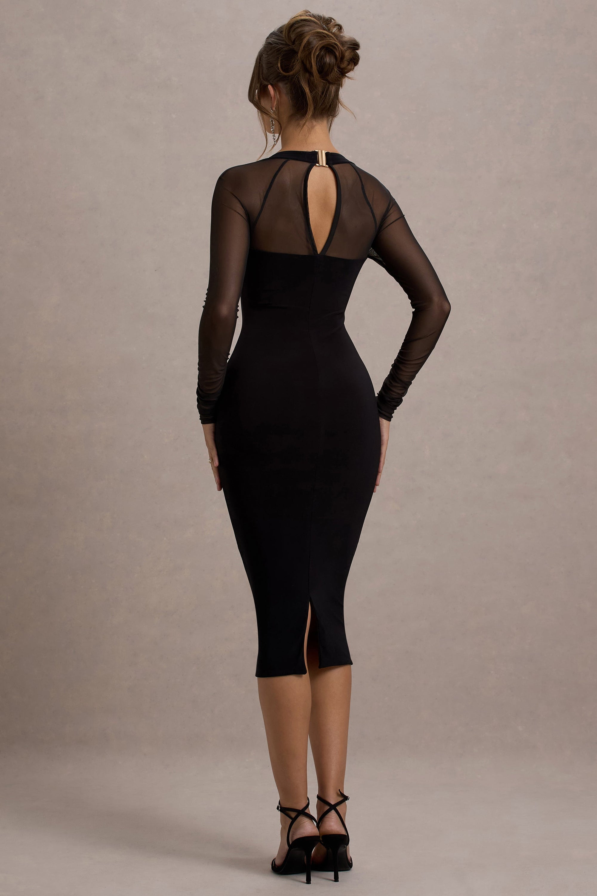 Off Track | Czarna sukienka midi typu bodycon z prześwitującymi rękawami