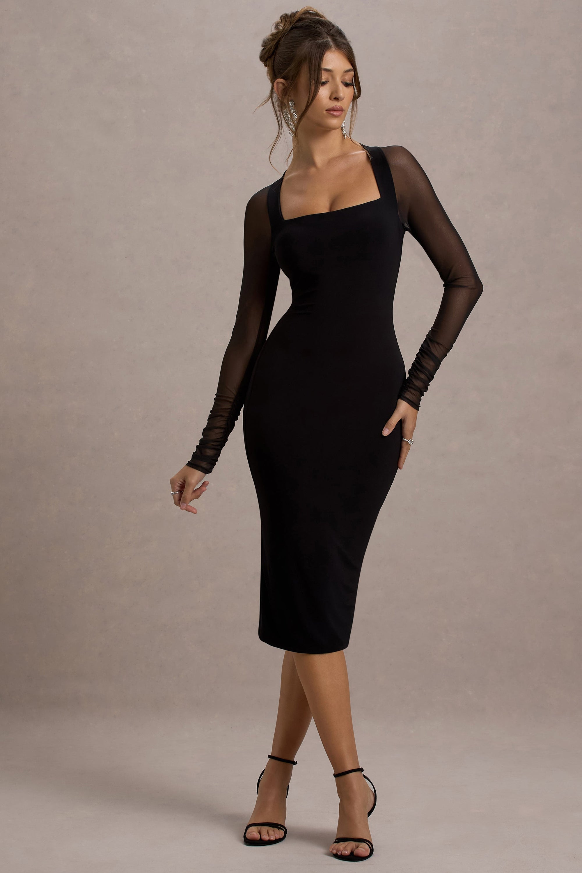 Off Track | Czarna sukienka midi typu bodycon z prześwitującymi rękawami