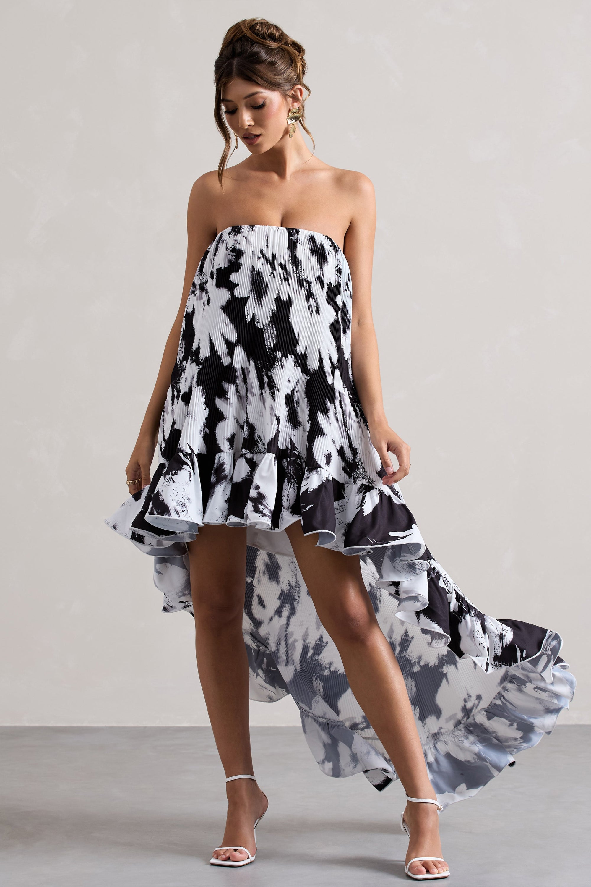 Whistler | Monochromatyczna Kwiatowa Szyfonowa Sukienka Maxi typu bandeau z asymetrycznym falbaniastym dołem