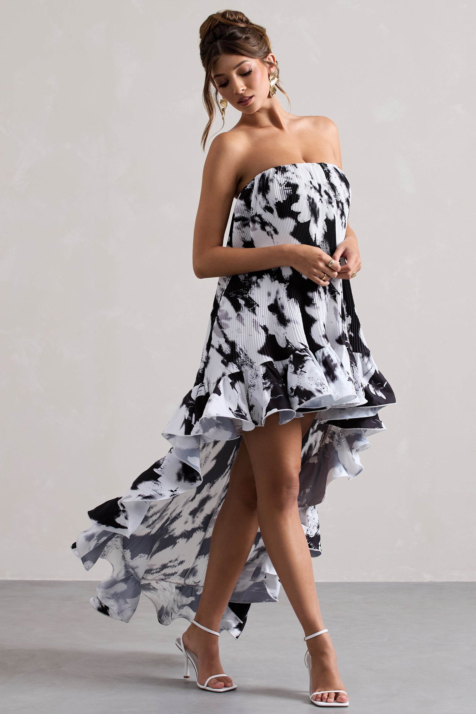 Whistler | Monochromatyczna Kwiatowa Szyfonowa Sukienka Maxi typu bandeau z asymetrycznym falbaniastym dołem