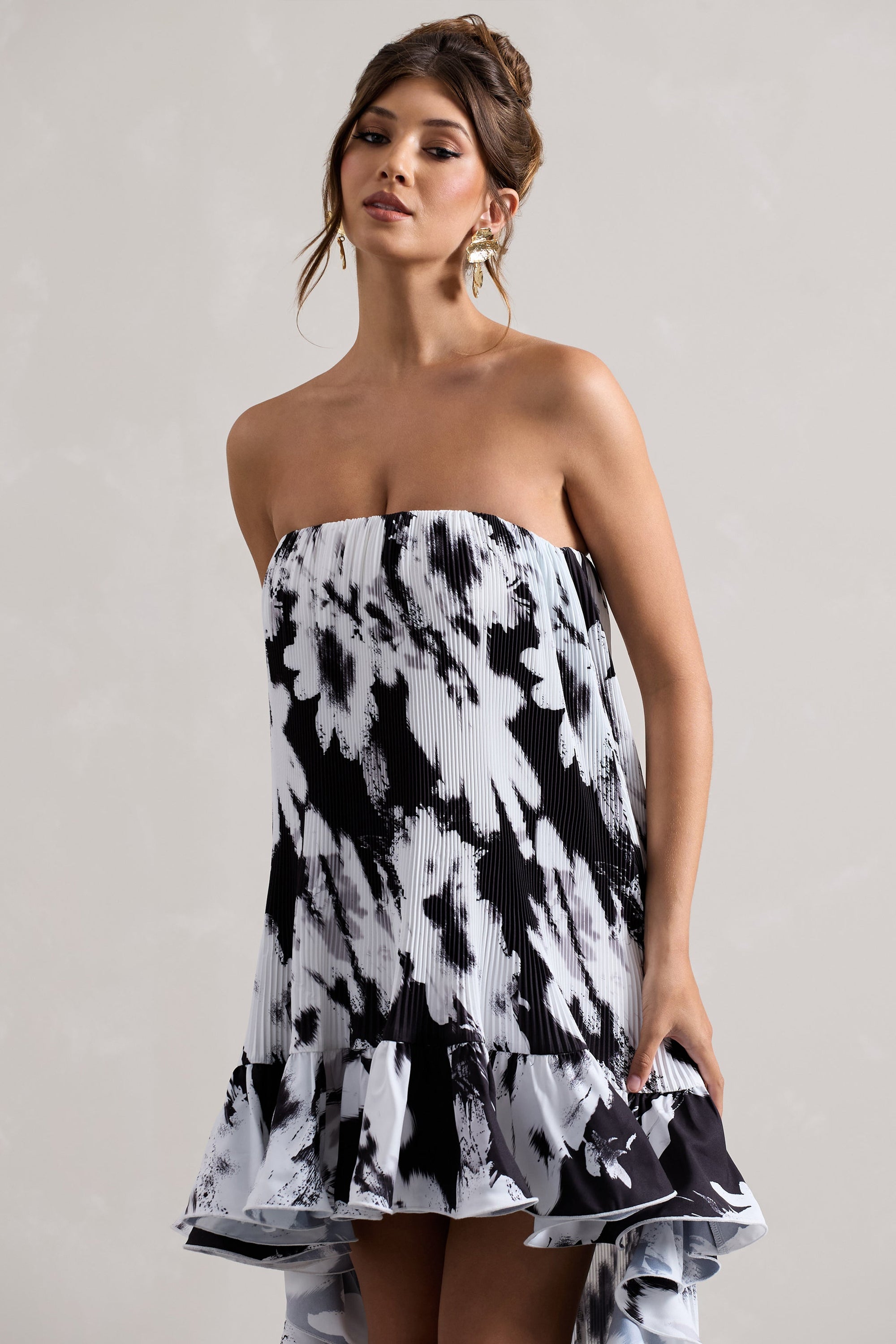 Whistler | Monochromatyczna Kwiatowa Szyfonowa Sukienka Maxi typu bandeau z asymetrycznym falbaniastym dołem