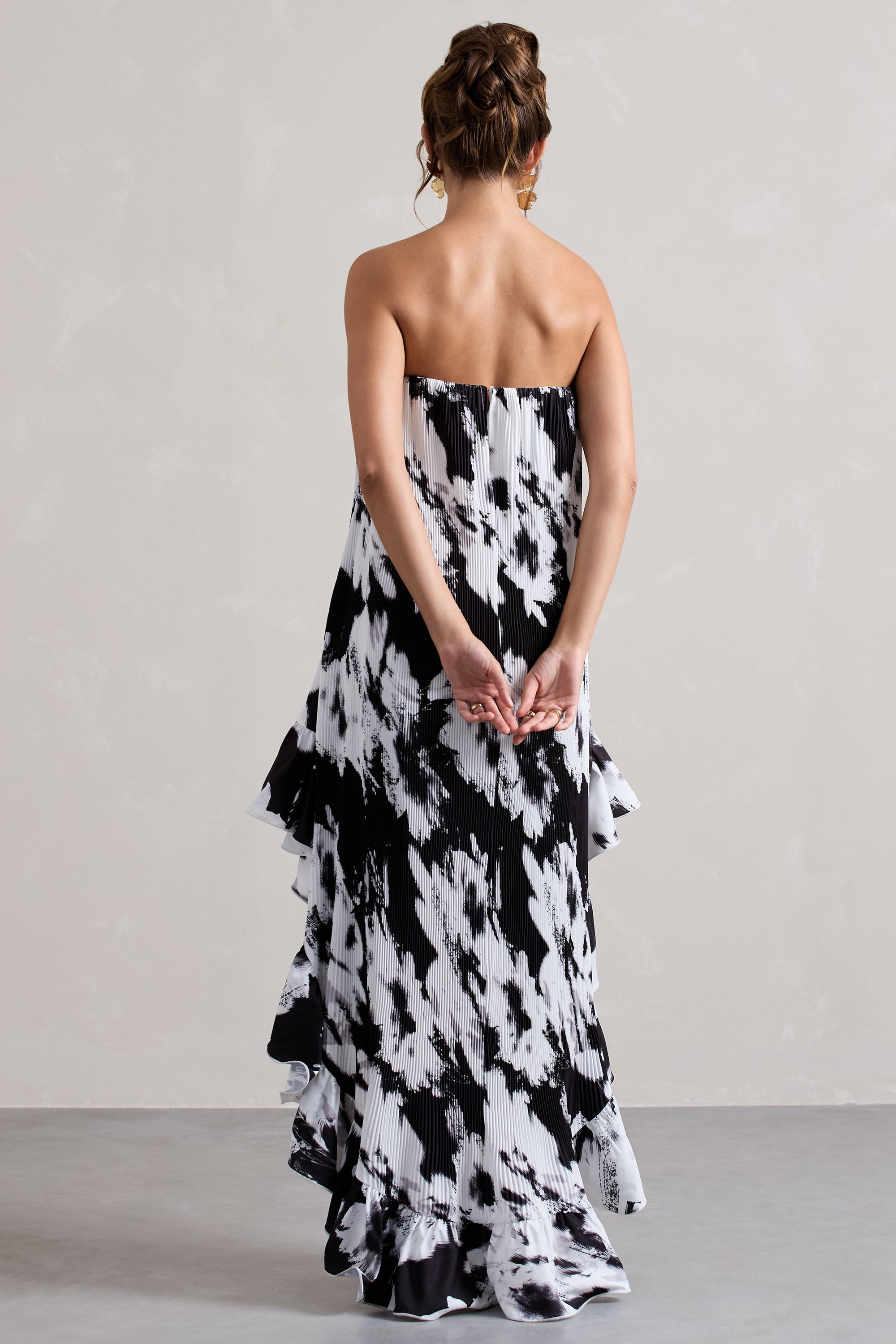 Whistler | Monochromatyczna Kwiatowa Szyfonowa Sukienka Maxi typu bandeau z asymetrycznym falbaniastym dołem