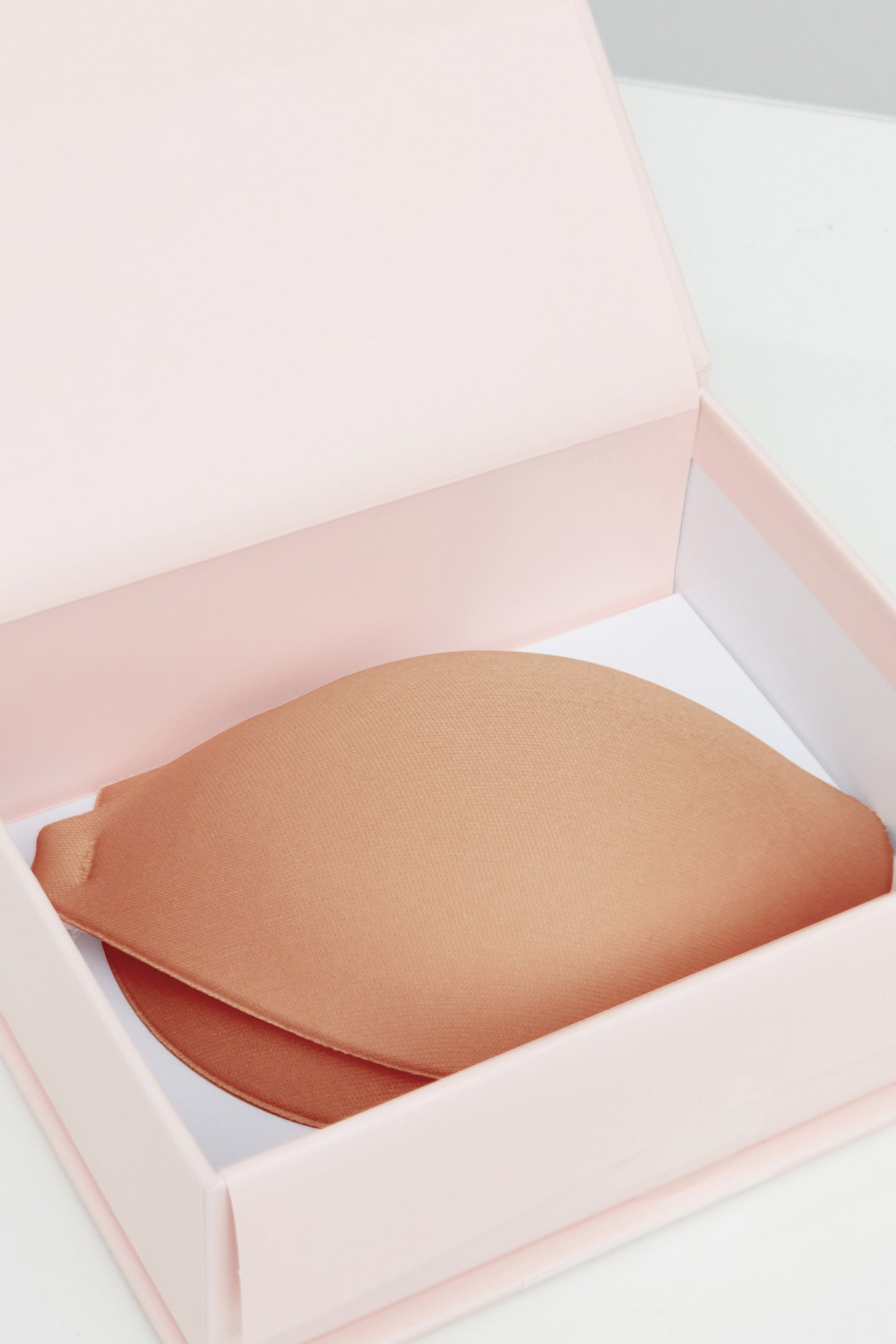 Demi Sticky Bra | Boomba Karmelowy samoprzylepny biustonosz Demi