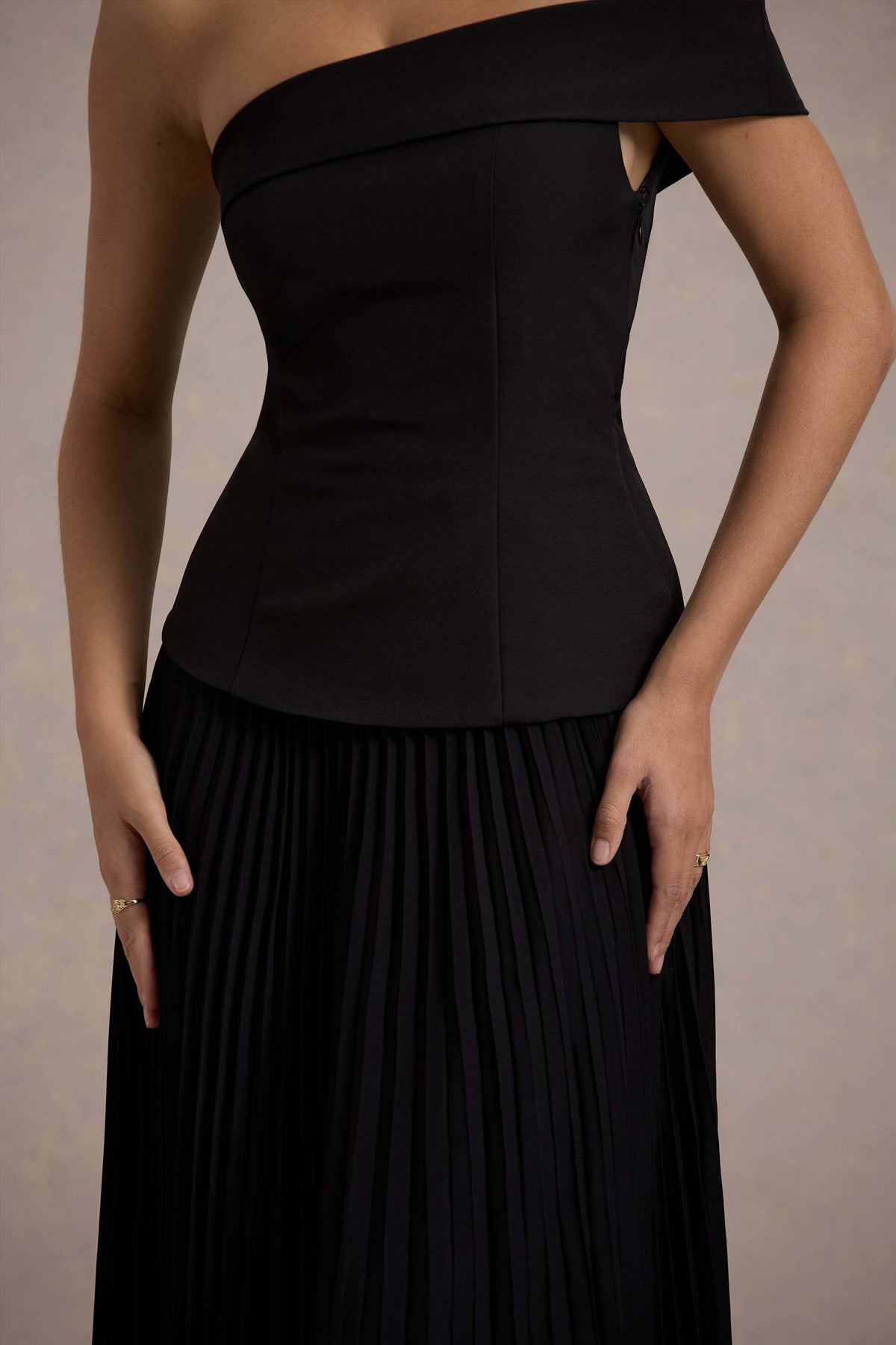 Pauline | Czarna dopasowana sukienka maxi z dekoltem typu bardot i plisowaną spódnicą