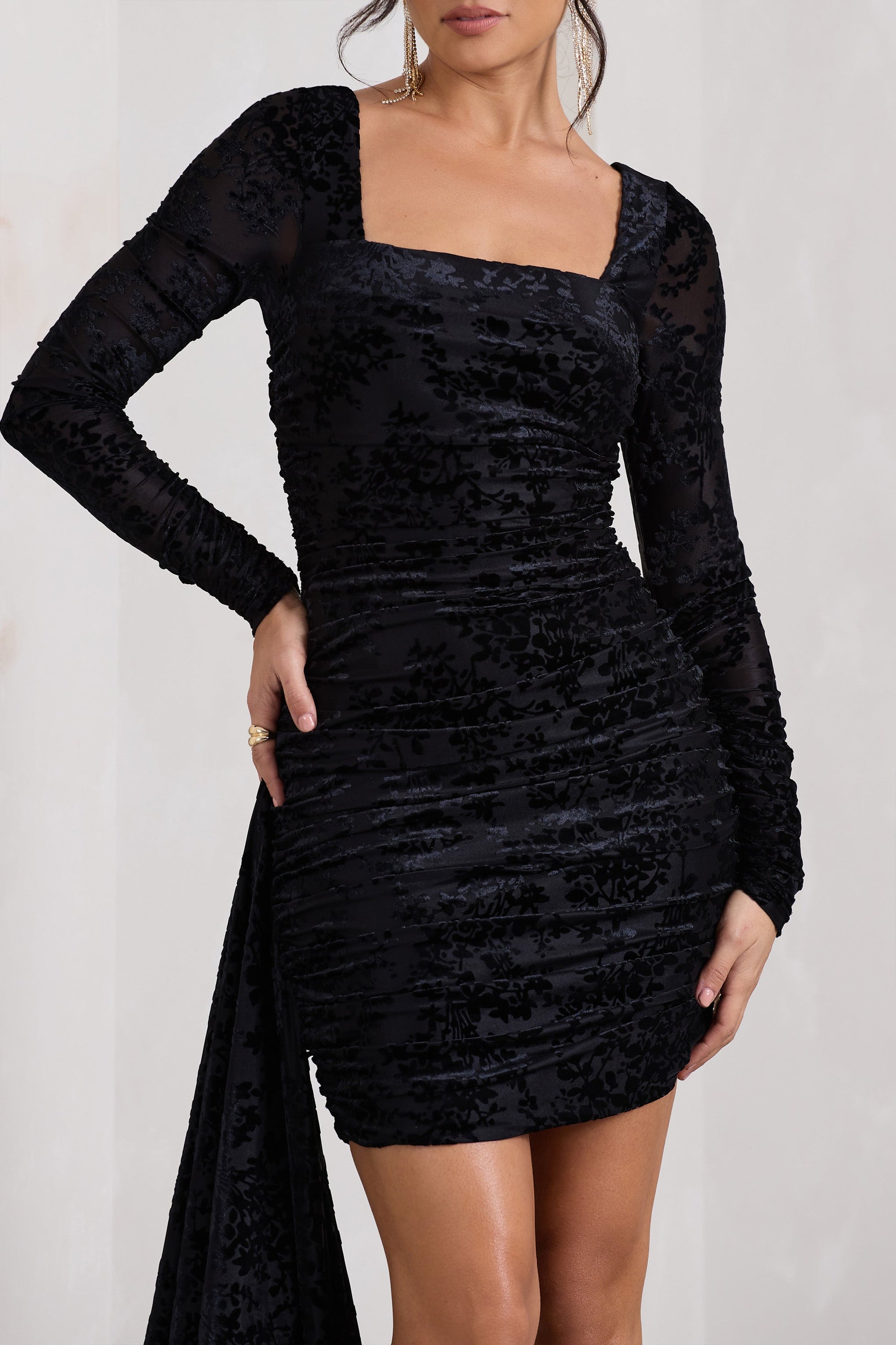 Crimson Cut | Czarna welurowa kwiatowa sukienka mini z szarfą typu bodycon na długi rękaw