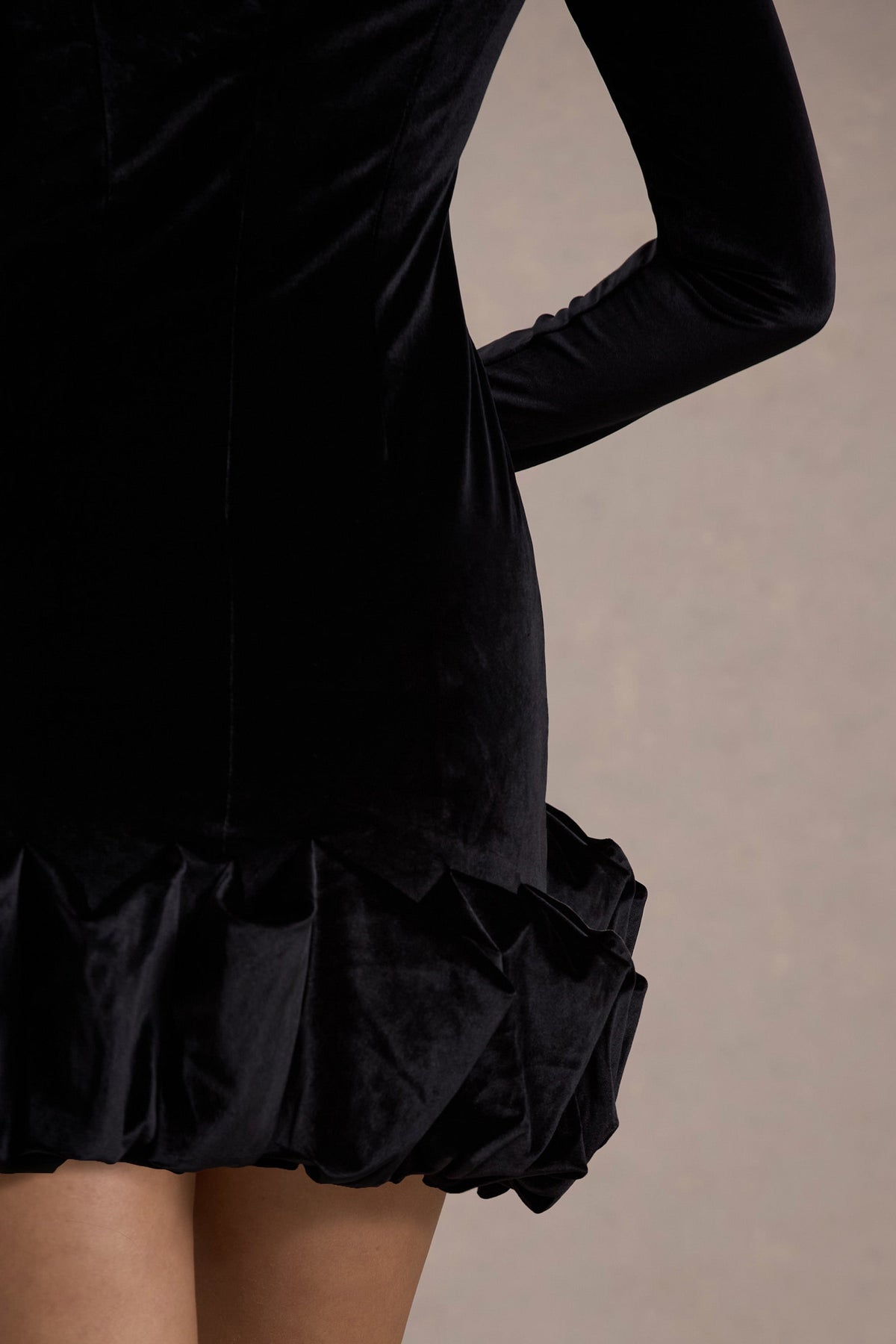 Claudine | Czarna Welurowa Sukienka Mini z Długimi Rękawami i Falbanami