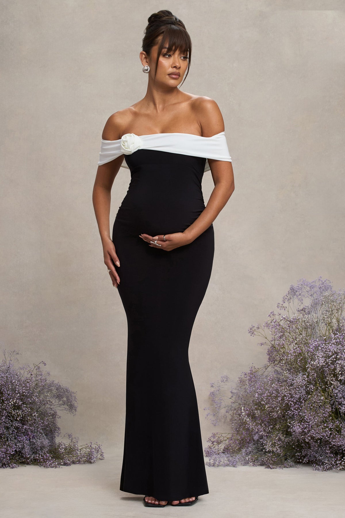 In Bloom | Czarna i Biała Sukienka Ciążowa Maxi z Dekoltem Typu Bardot i Kwiatem