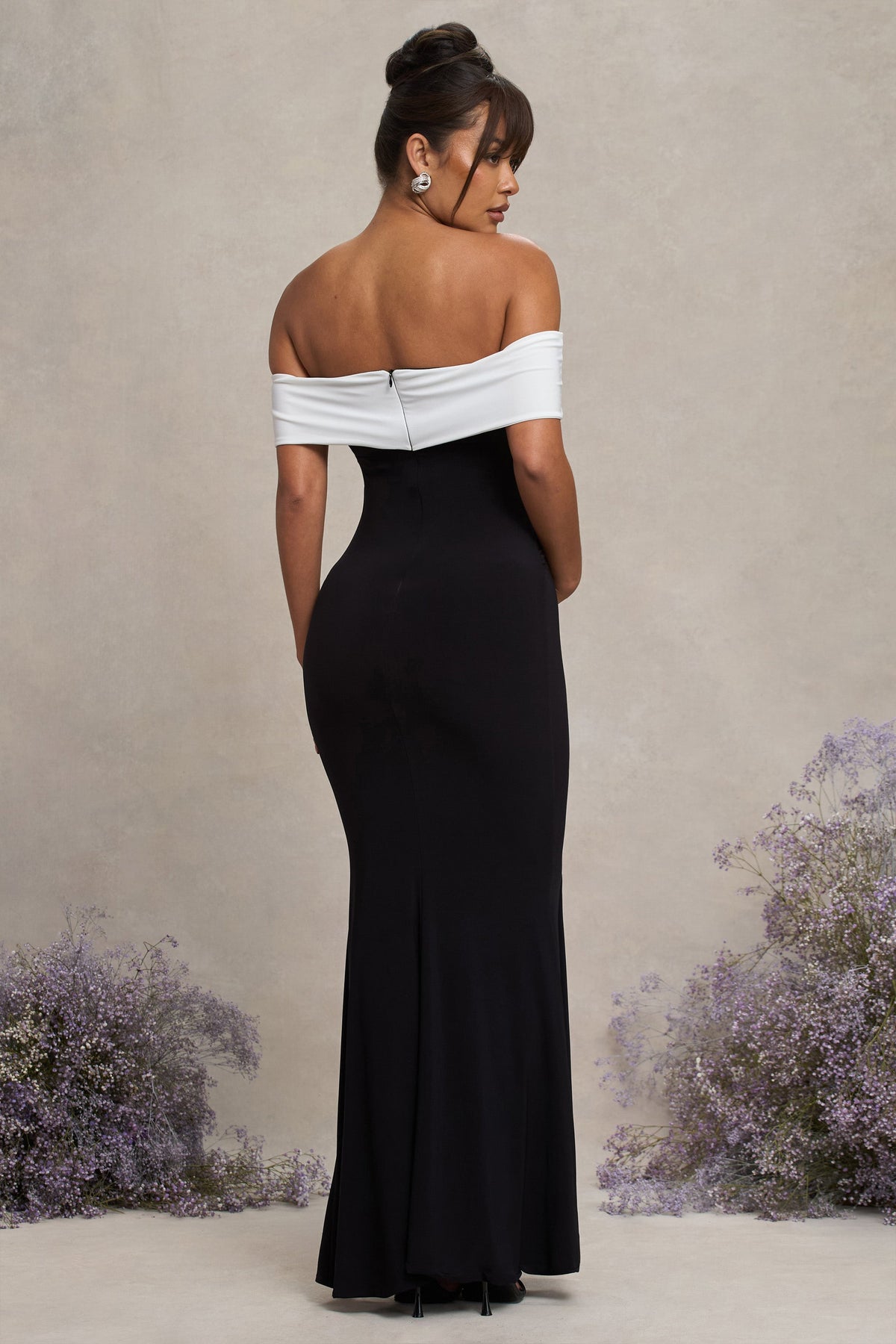 In Bloom | Czarna i Biała Sukienka Ciążowa Maxi z Dekoltem Typu Bardot i Kwiatem