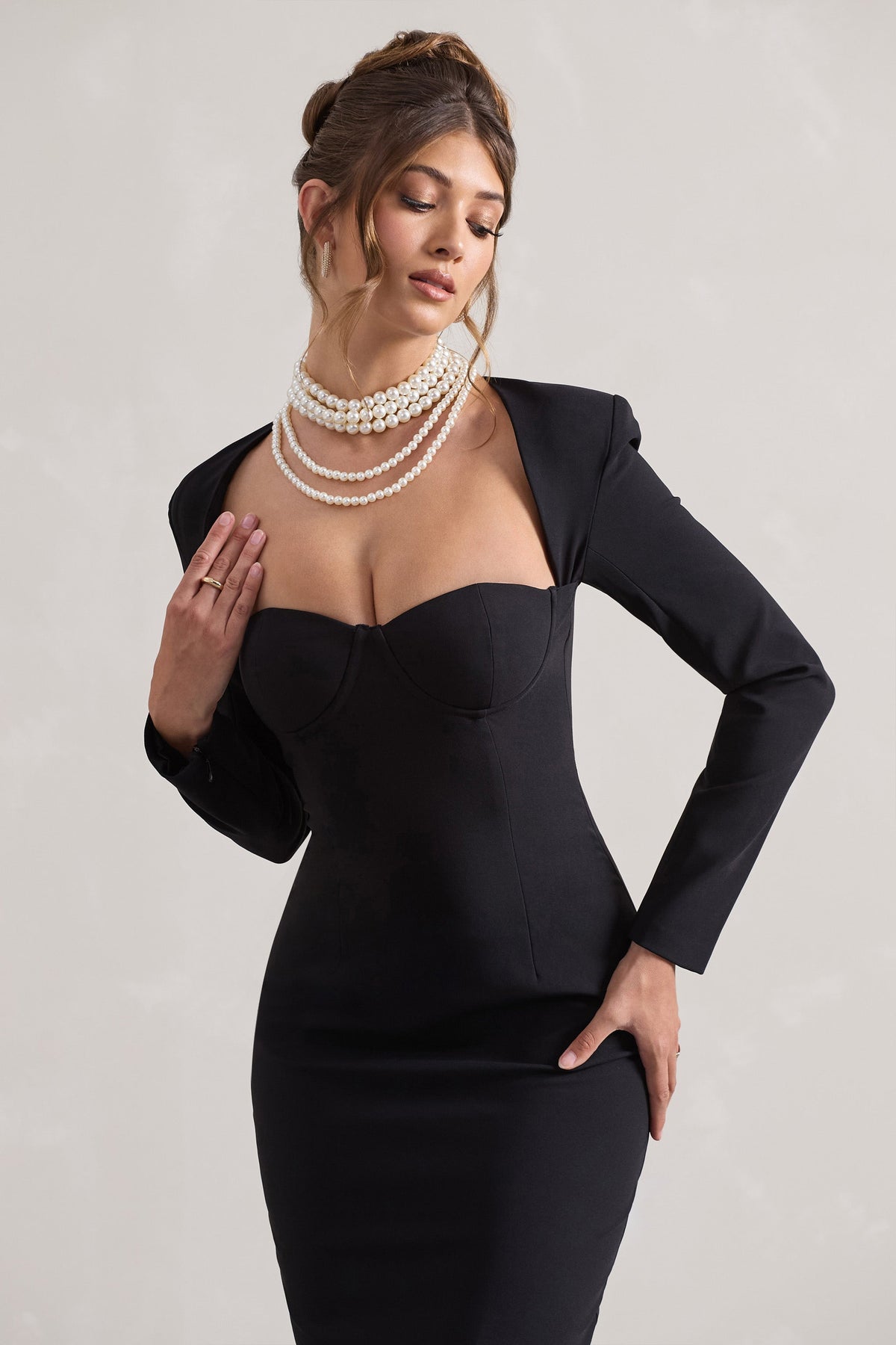 London | Czarna sukienka maxi z dekoltem typu serduszko i szeroką spódnicą typu syrenka