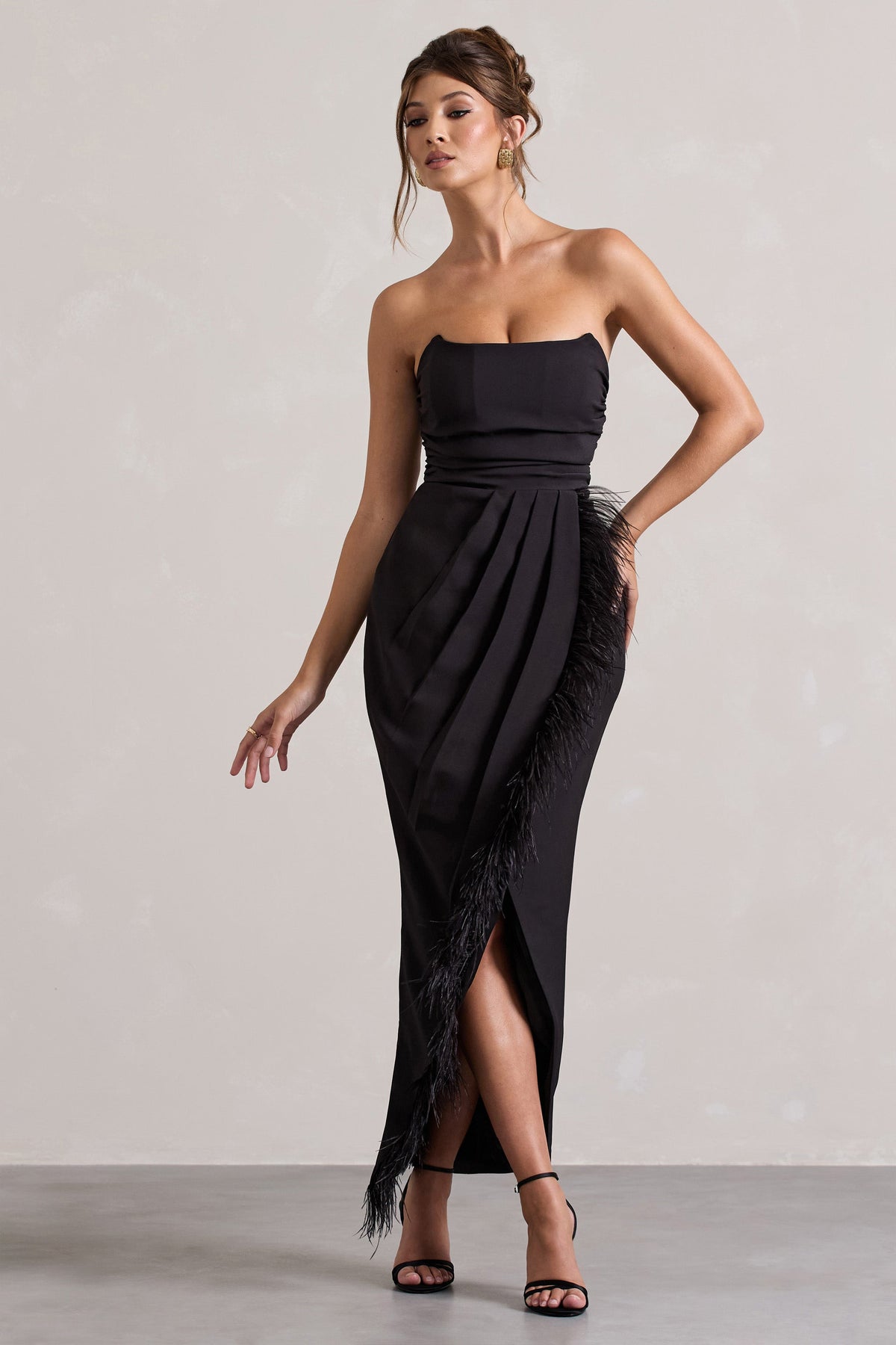 Chosen | Czarna Sukienka Maxi z Dekoltem Typu Bandeau i Piórami