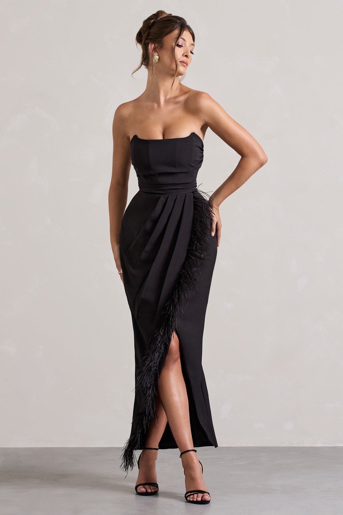 Chosen | Czarna Sukienka Maxi z Dekoltem Typu Bandeau i Piórami