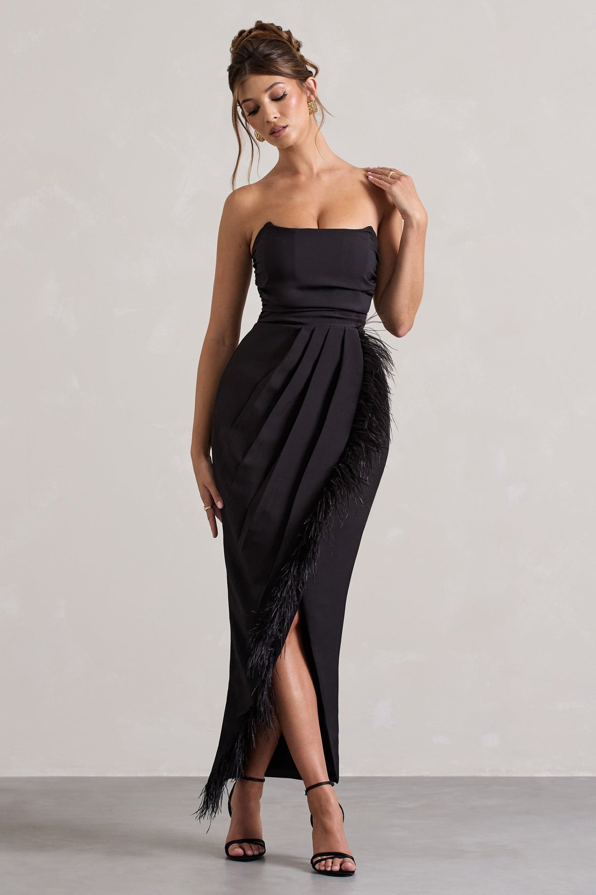 Chosen | Czarna Sukienka Maxi z Dekoltem Typu Bandeau i Piórami