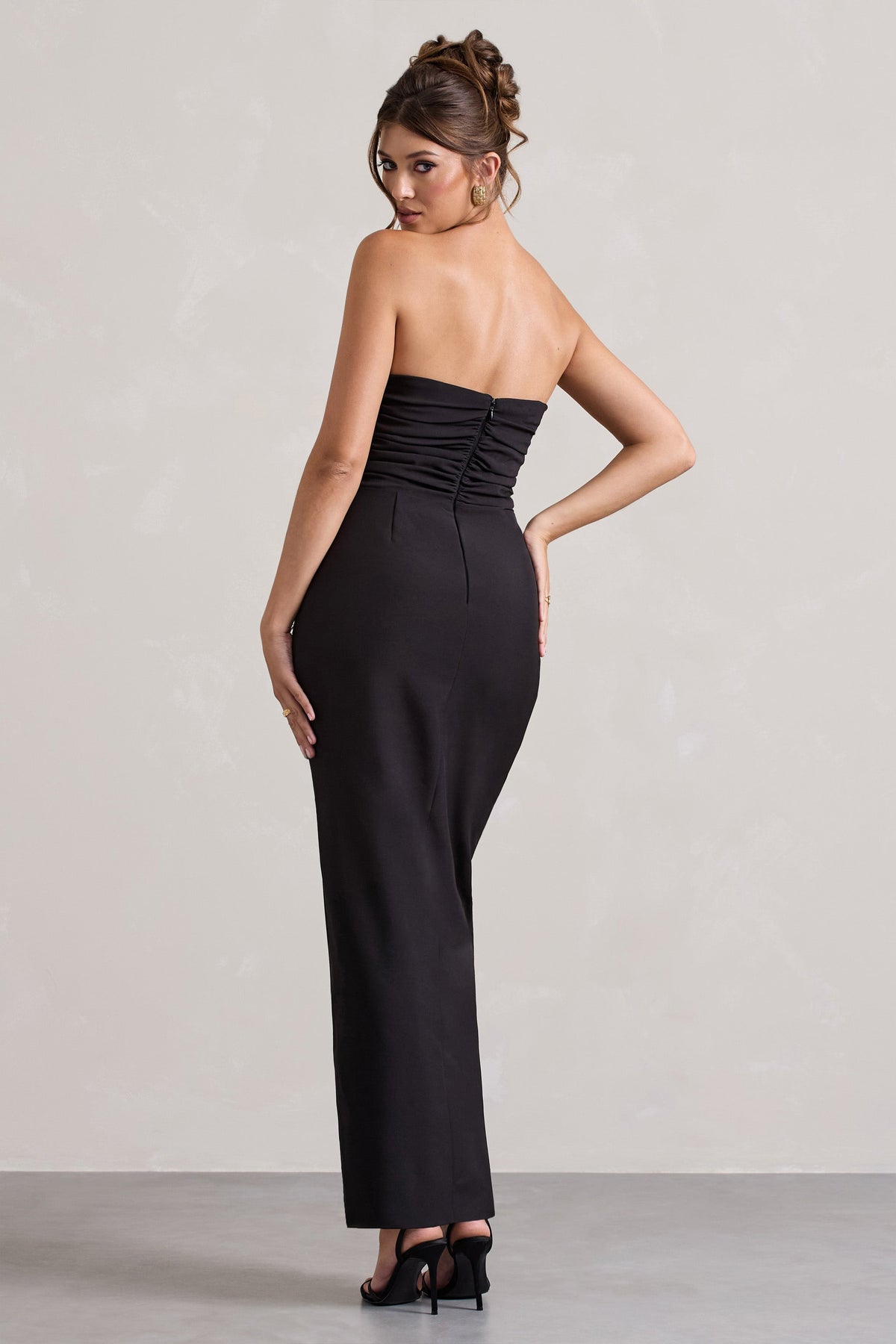 Chosen | Czarna Sukienka Maxi z Dekoltem Typu Bandeau i Piórami