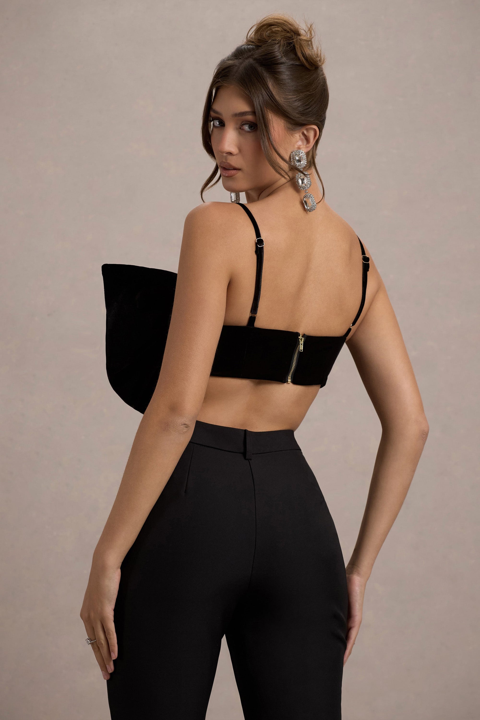 Adya | Czarny Welurowy Crop Top z Kokardą