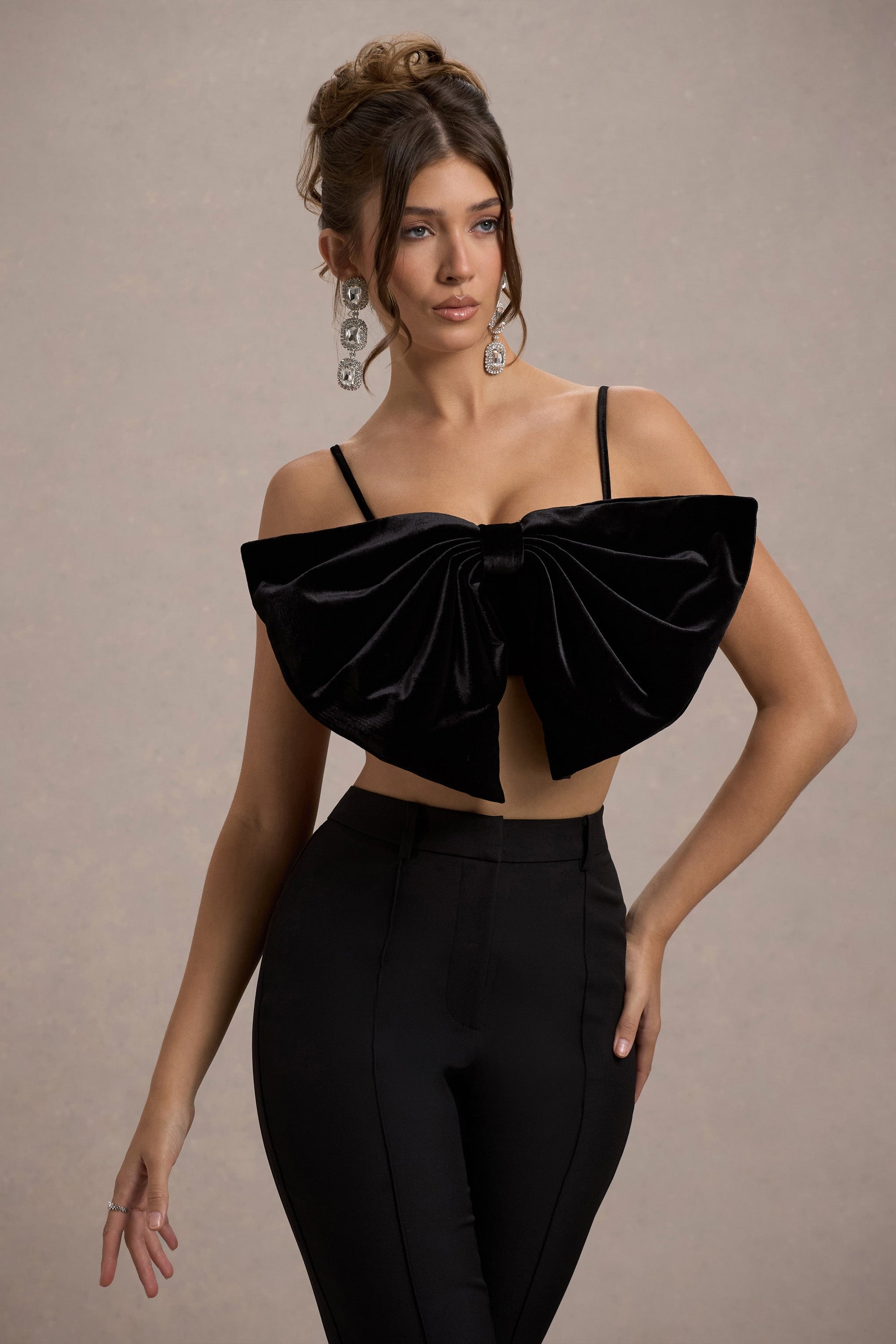 Adya | Czarny Welurowy Crop Top z Kokardą