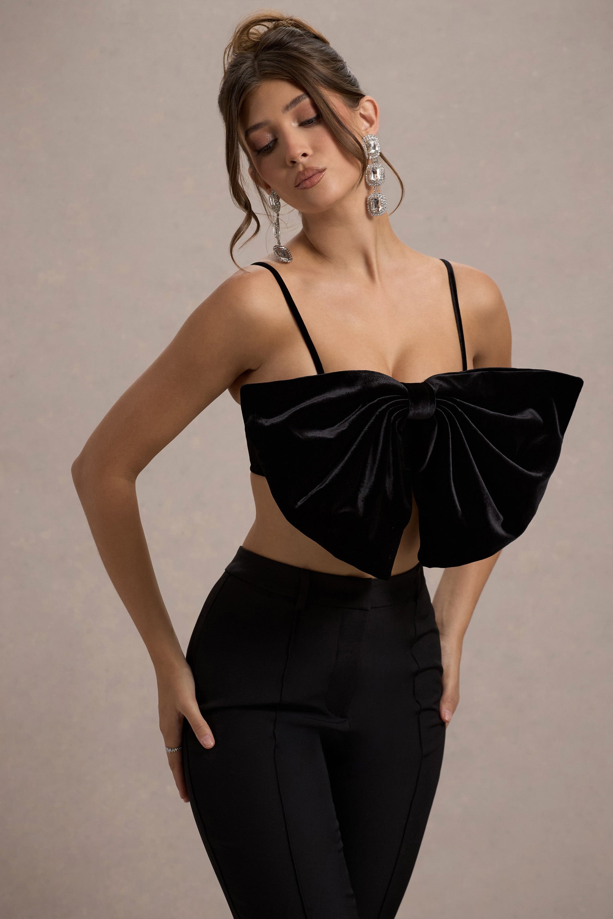 Adya | Czarny Welurowy Crop Top z Kokardą