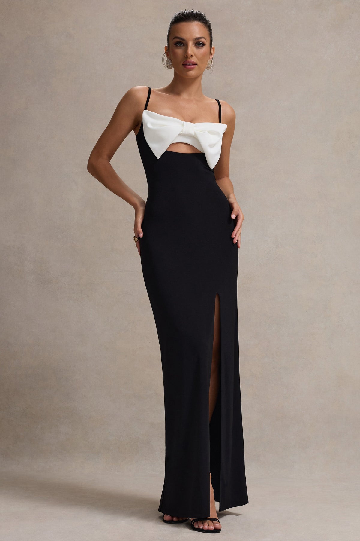 Emmalou | Czarna i Biała Sukienka Maxi z Rozcięciem i Kokardą