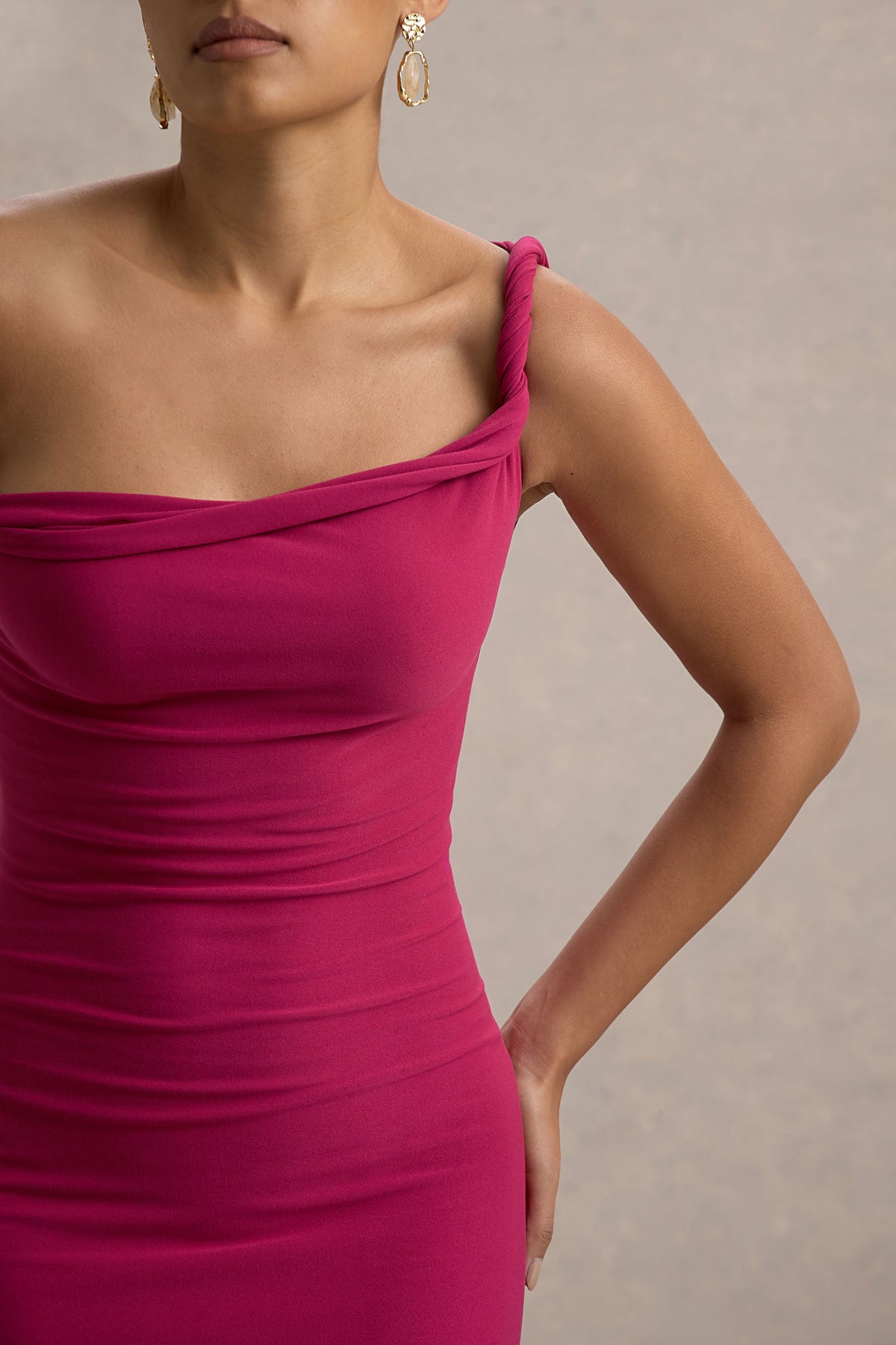 Lita | jaskrawo różowa asymetryczna sukienka maxi ze skręconym detalem