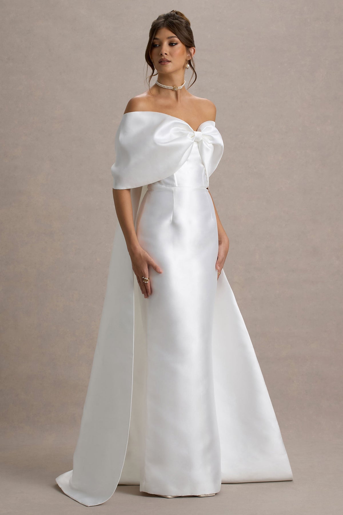 Wanting More | Off White Satynowa Sukienka Maxi z Dużą Kokardą i Pelerynką