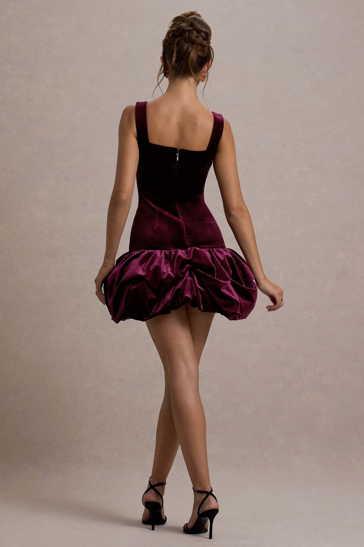 Sutton | Welurowa sukienka mini z kwadratowym dekoltem i falbanką w kolorze czerwonego wina