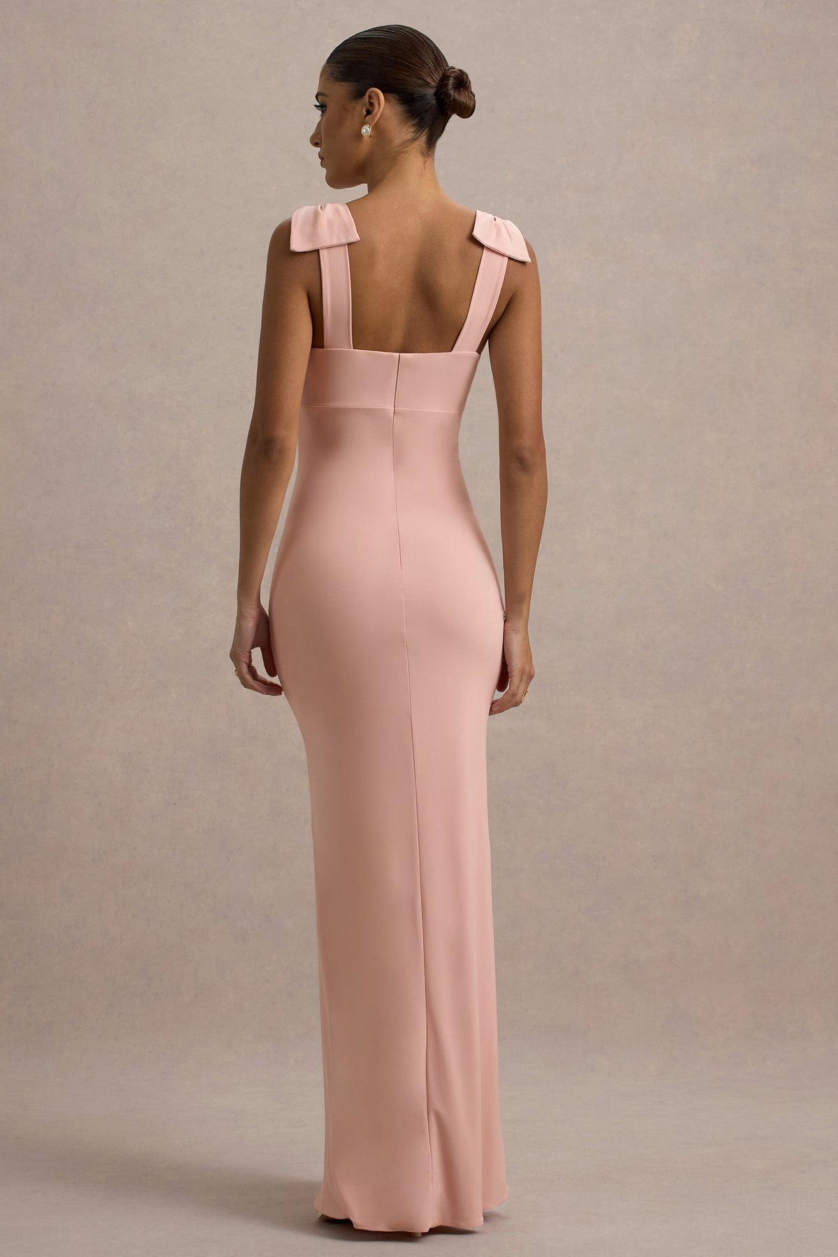 Evanna | Różowa sukienka maxi z dekoltem w literkę V i ramiączkami z kokardkami