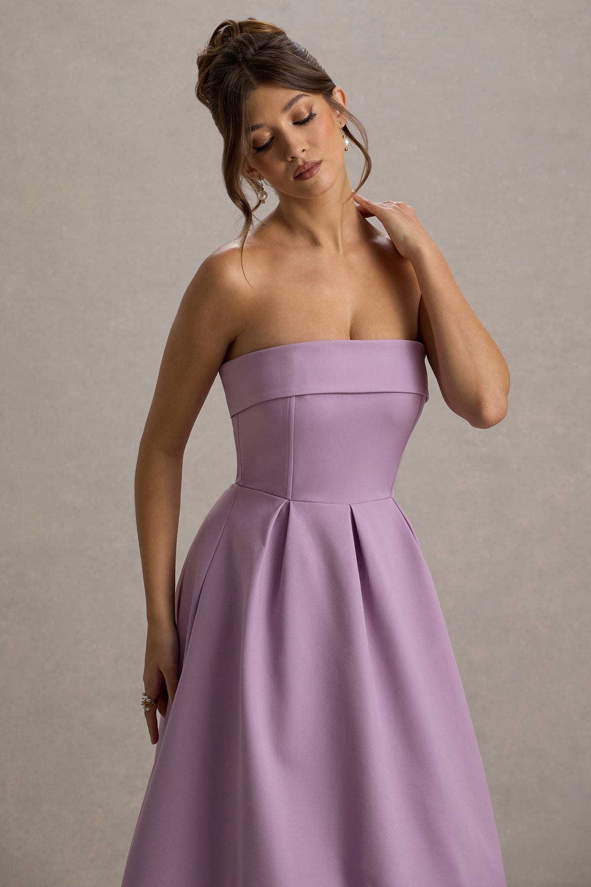 Annalise | Liliowa Skater Sukienka Midi z Dekoltem Typu Bandeau