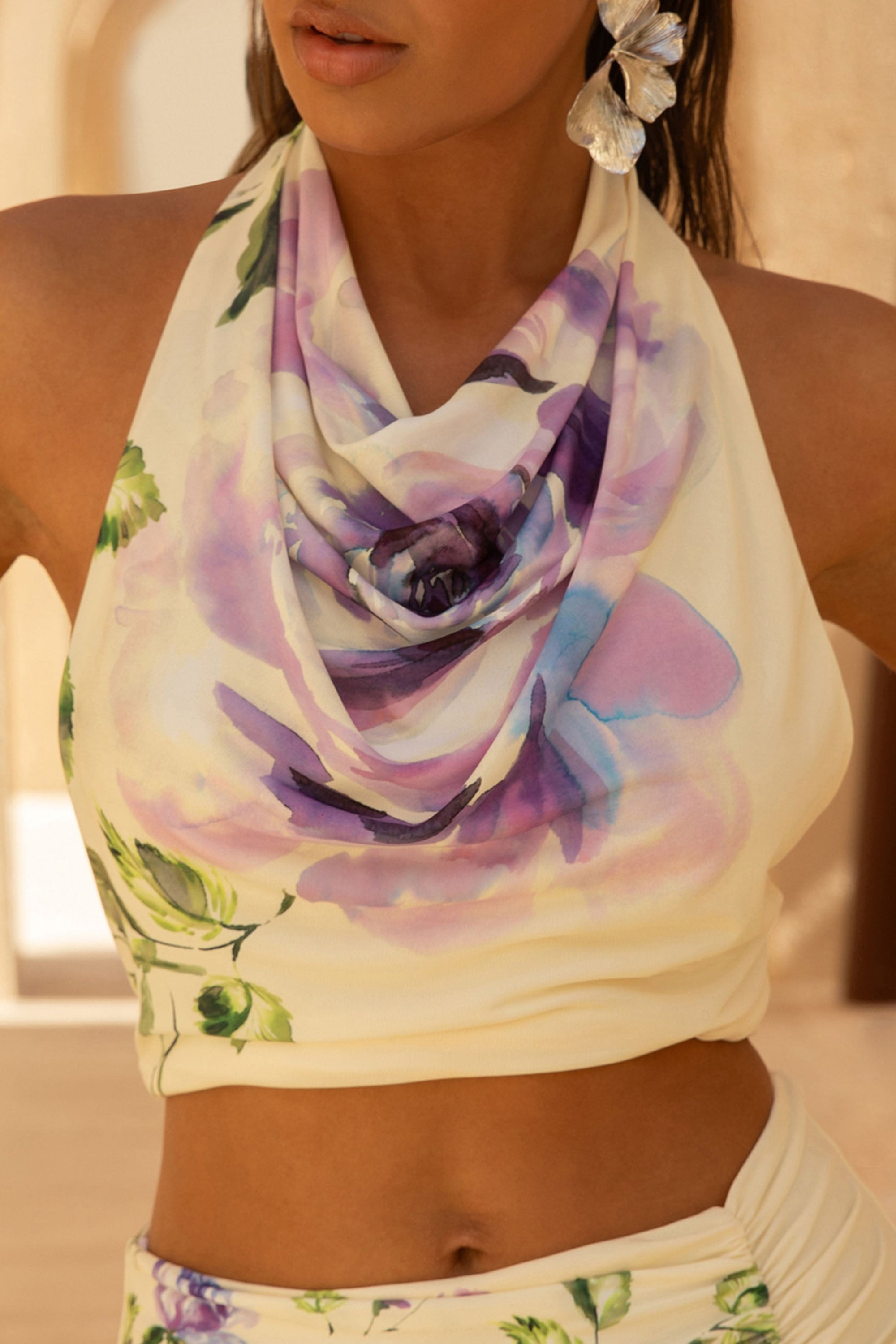 Calla | Liliowy Crop Top w Kwiaty z Dekoltem Pod Szyję