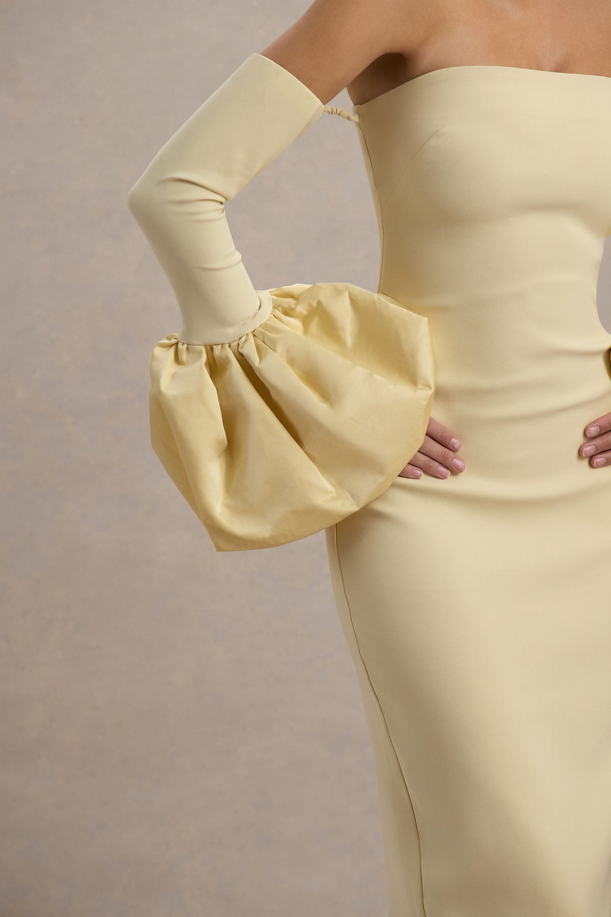 Myah | Cytrynowa sukienka maxi z dekoltem typu bandeau i długimi bufiastymi rękawami