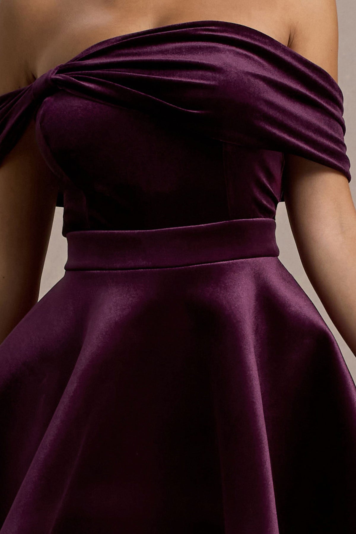 Dede | Fioletowa Welurowa Sukienka Mini z Dekoltem Typu Bardot i Detalem Kokardy